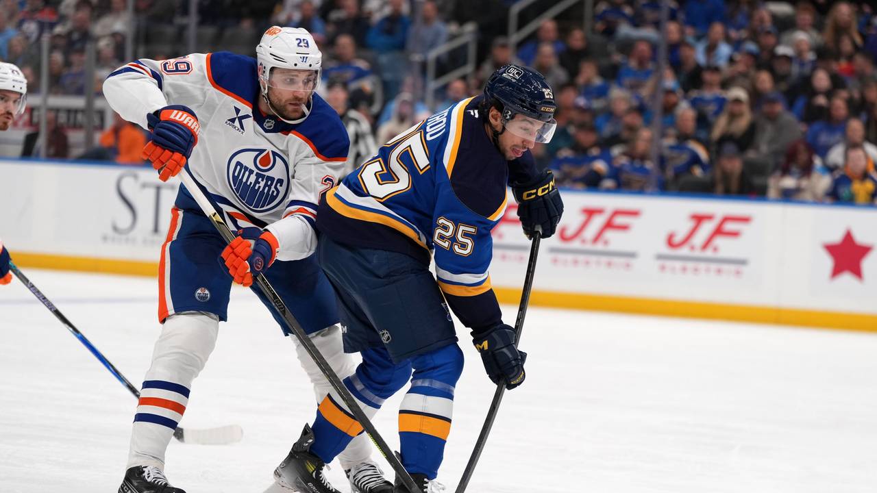 ordan Kyrou (25) von den St. Louis Blues spielt den Puck während des zweiten Drittels, während Leon Draisaitl (29) von den Edmonton Oilers verteidigt.
