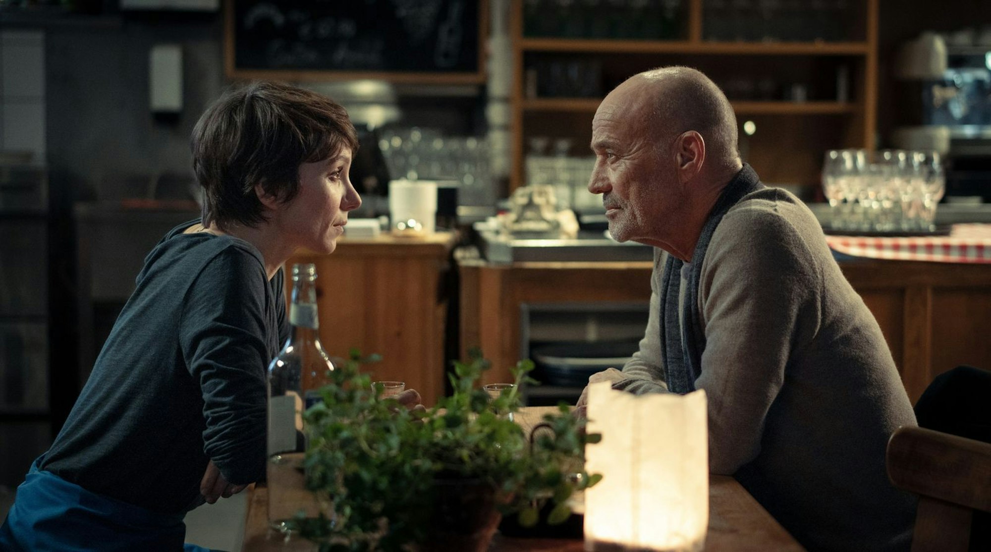 Hagen Benz (Heiner Lauterbach) und Elena Weber (Julia Koschitz) versuchen sich bei einem Abendessen näher kennenzulernen. Doch ihr Spiel - vor allem das von Hagen Benz - bleibt ein verdecktes. (Bild: ARD Degeto Film/filmpool fiction GmbH/Christine Schroeder)