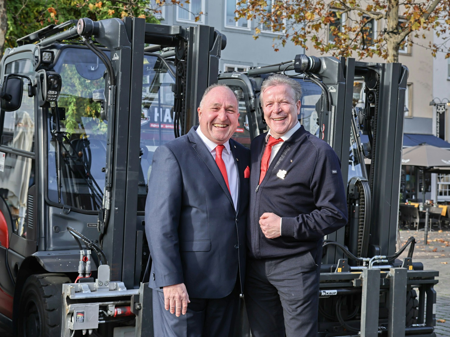 Ralf Schlegelmilch und Christoph Kuckelkorn stehen auf dem Heumarkt.
