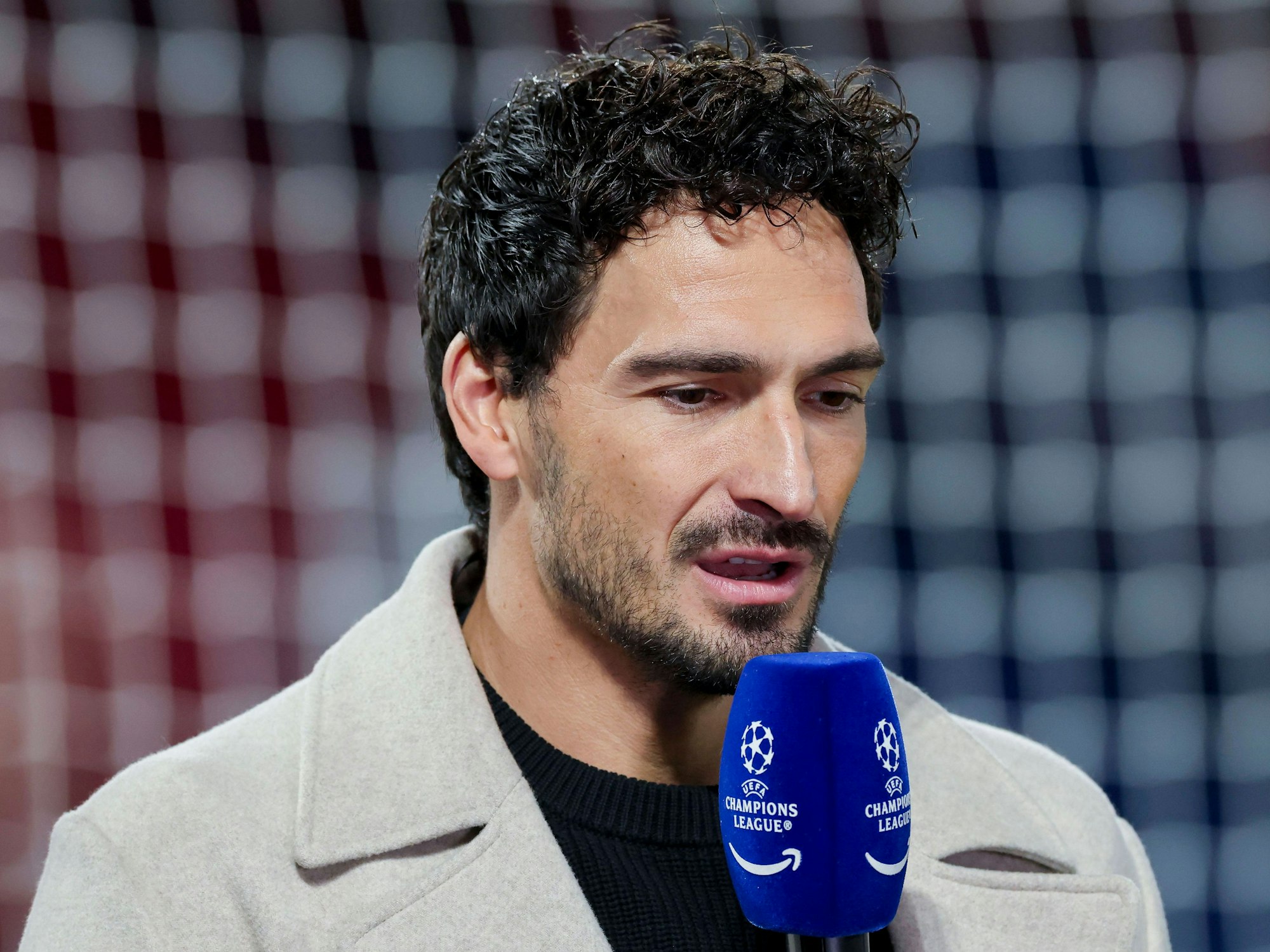 Mats Hummels spricht mit einem Mikrofon in der Hand.