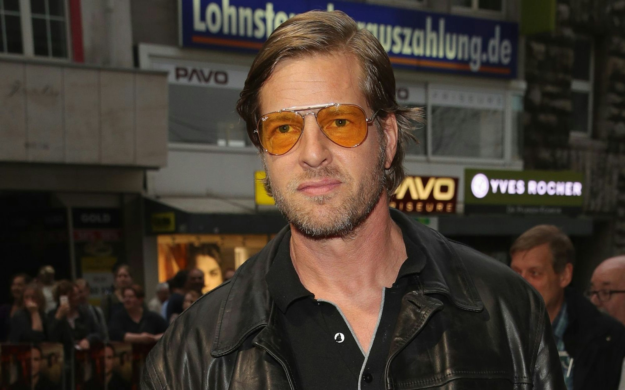 „Männlichkeit ist kein Problem. Sie birgt einen Schatz, genau wie Weiblichkeit“: Henning Baum ist bekannt dafür, klare Kante zu zeigen, wenn es um die Frage geht, wie man sich in der Gesellschaft verhält. Was ihn in dieser Hinsicht nicht groß von seiner Rolle in „Der letzte Bulle“ unterscheidet, erklärt er im Interview. (Bild: 2018 Getty Images/Andreas Rentz)