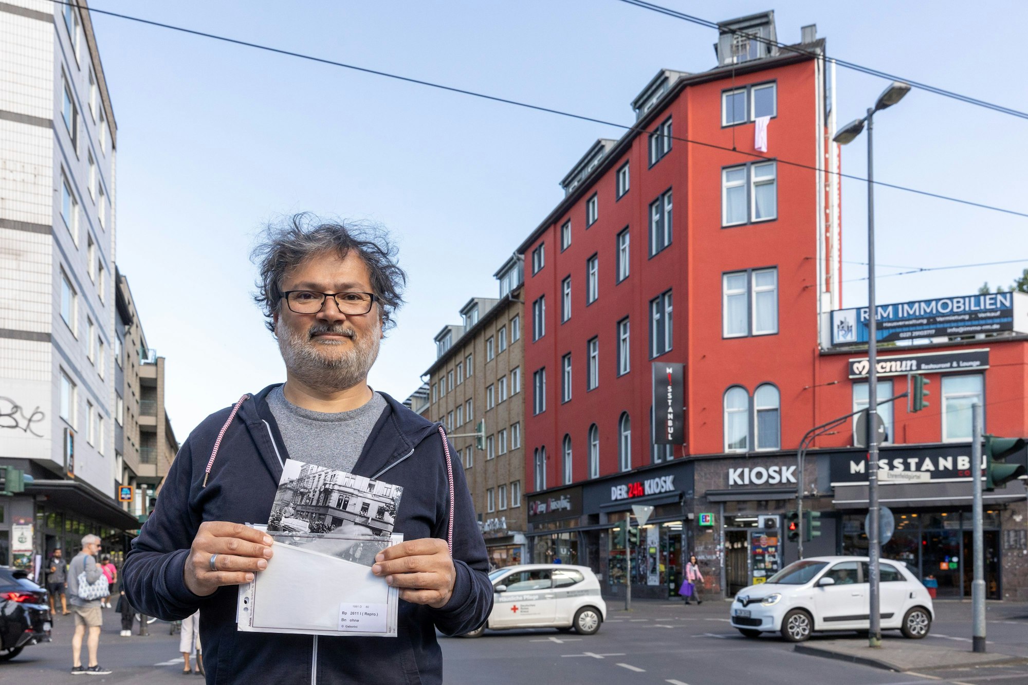NS-DOK- Archivar mit historischem Foto von Hitler-Besuch in der Hand