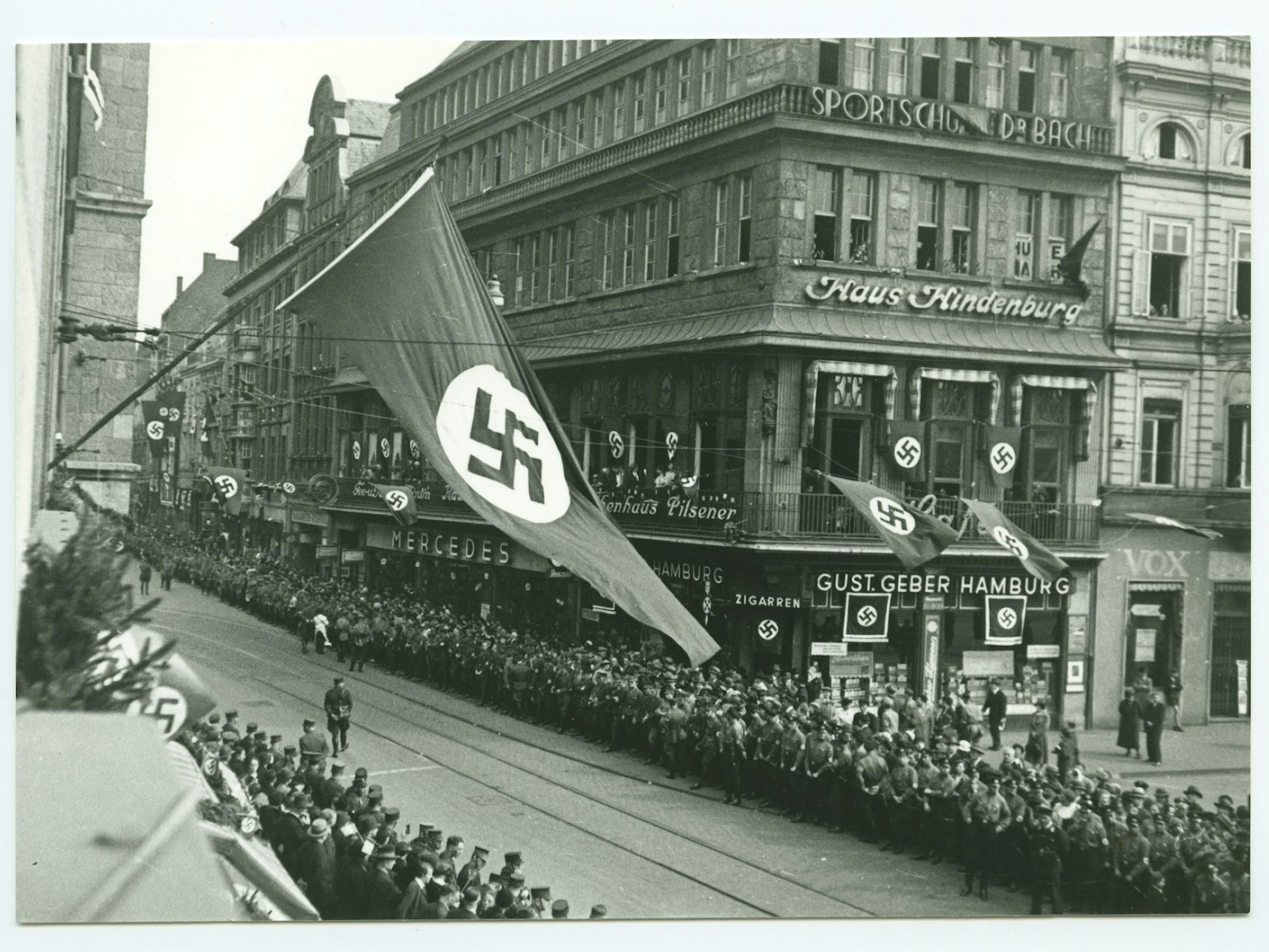 Menschenmenge und Hakenkreuzschmuck auf der Schildergasse