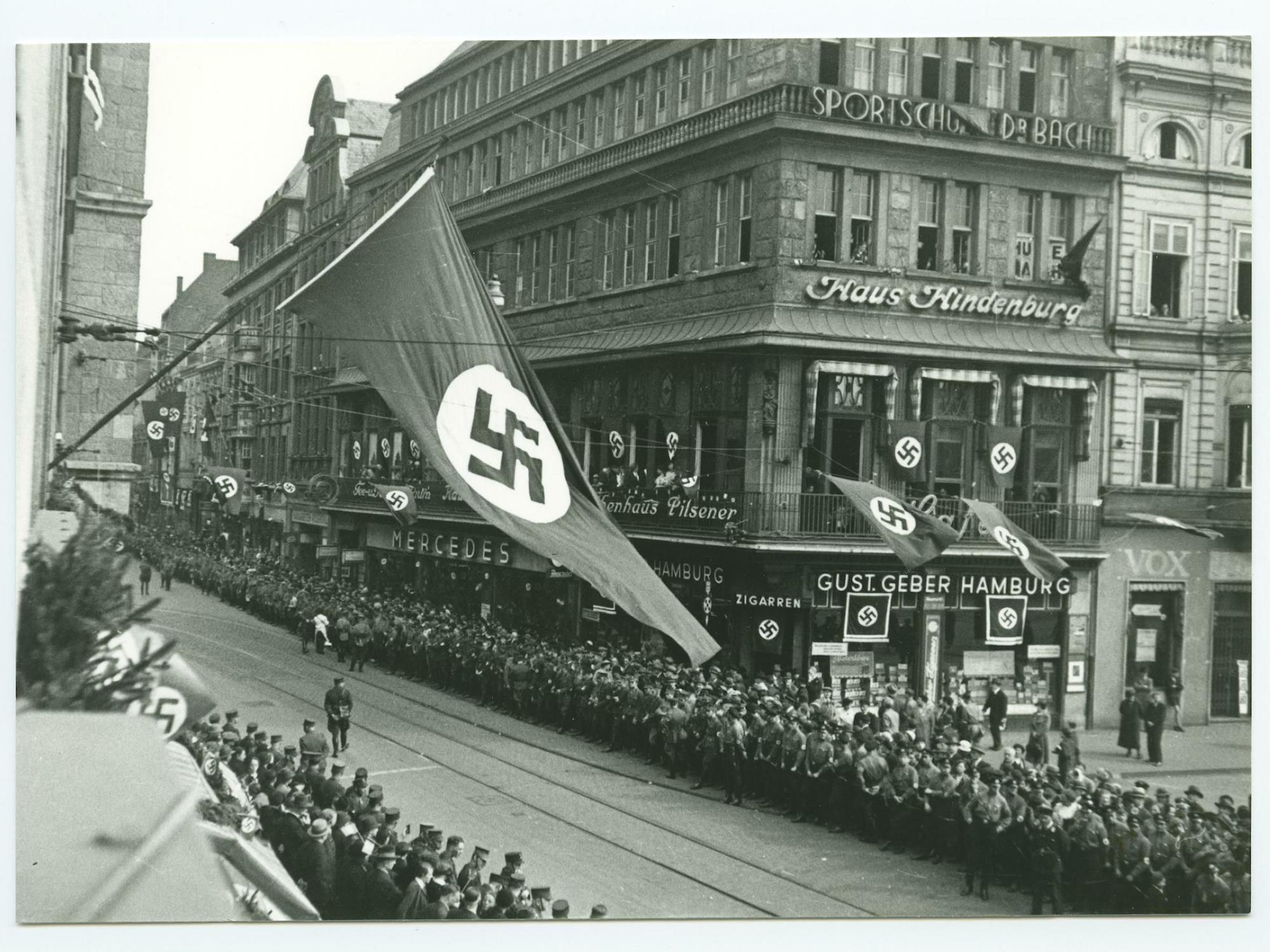 Menschenmenge und Hakenkreuzschmuck auf der Schildergasse