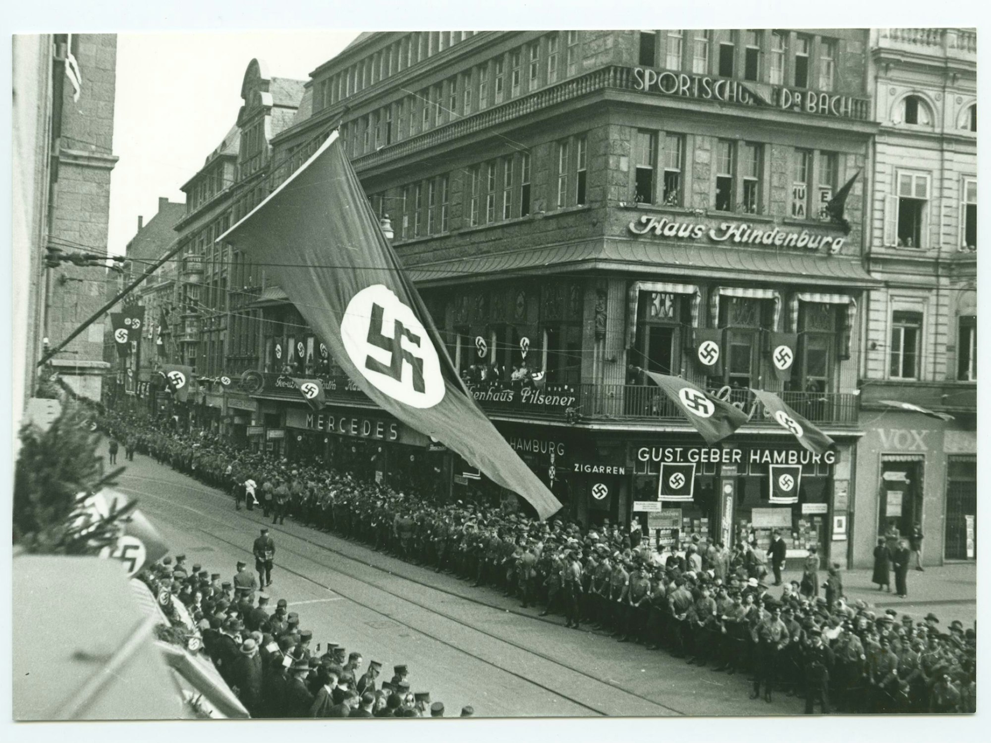 Menschenmenge und Hakenkreuzschmuck auf der Schildergasse