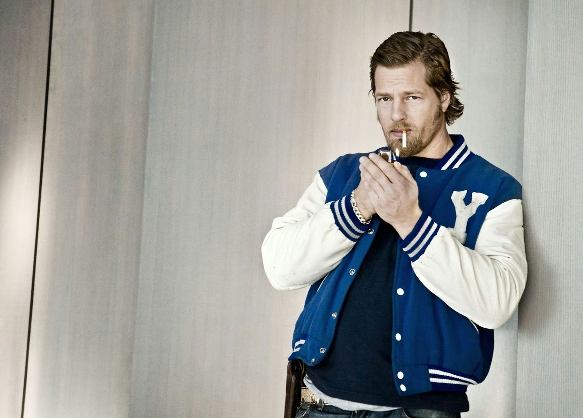 Macho bleibt Macho, auch wenn er jahrelang verschollen war: Mick Brisgau (Henning Baum) ist und bleibt eben der letzte Bulle - Diversitätsdebatte hin oder her. Warum der vermeintliche Chauvi ein gutes Herz und eine unverfälschte Sicht auf die Welt hat, verrät Schauspieler Baum im Interview. (Bild: SAT.1 / Martin Rottenkolber)