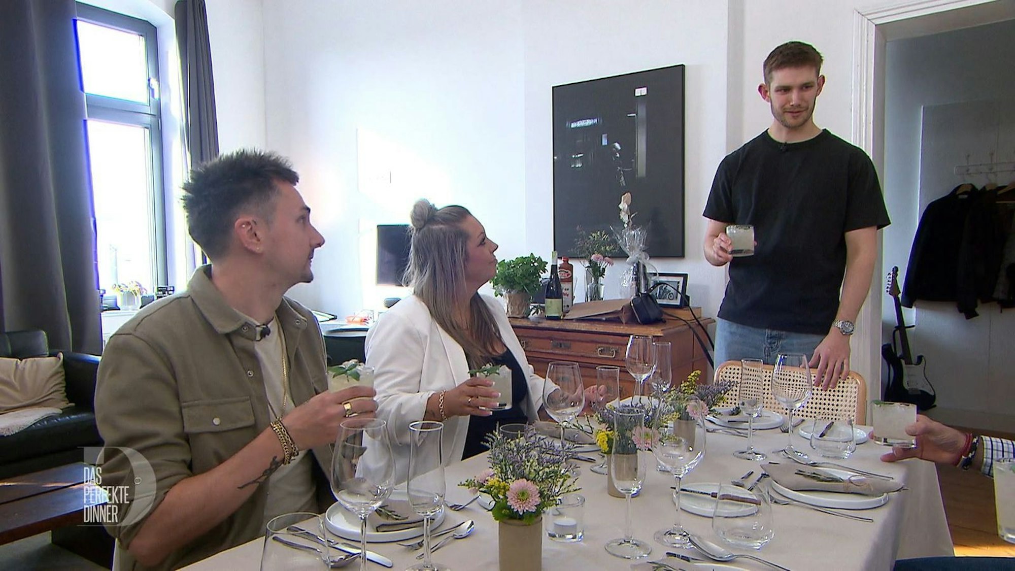 Mit einem Basil Smash beginnt der Abend, von links: Marc, Steffi und Morris.
(Bild: RTL)