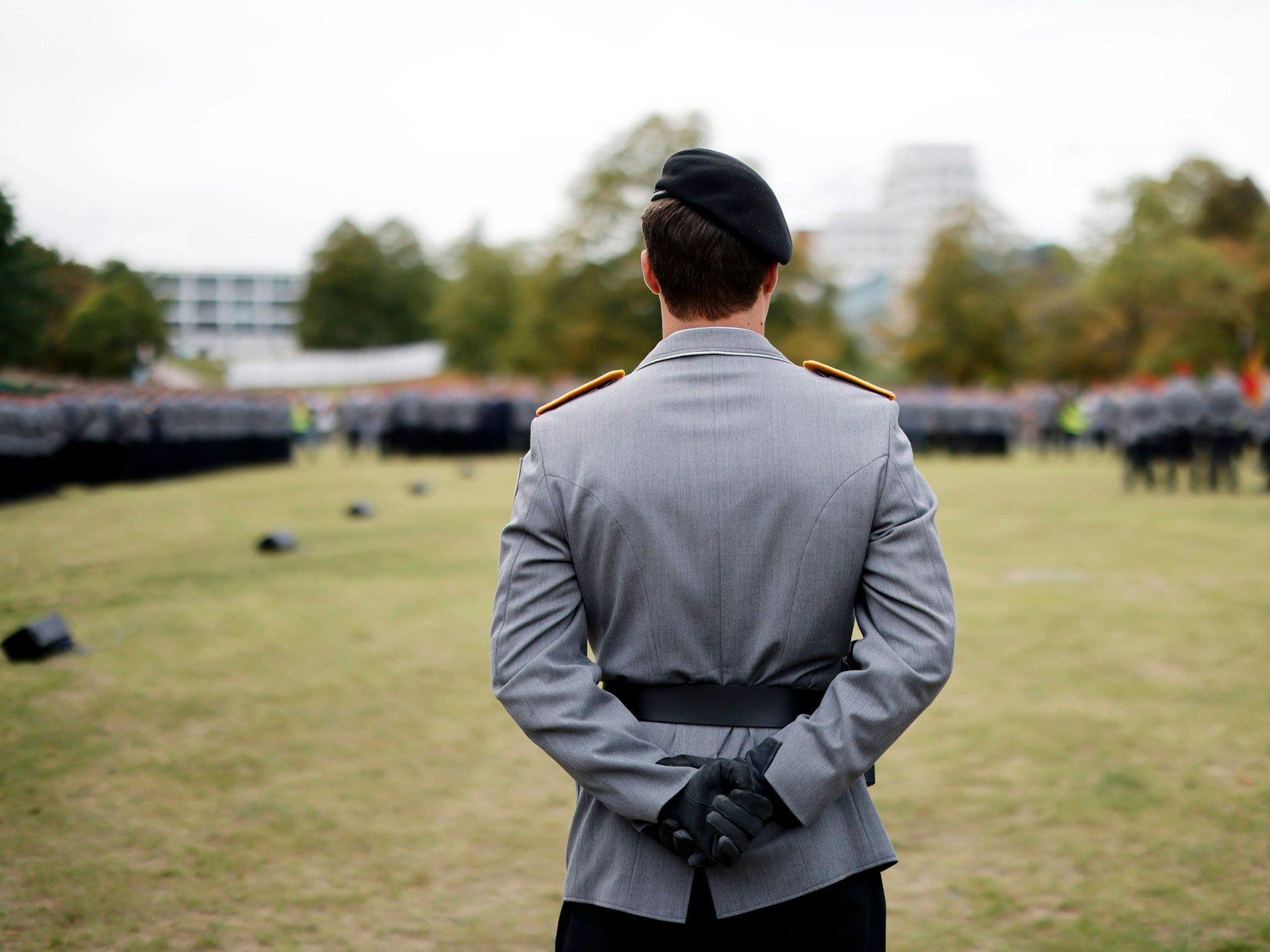In Uniform stürmte ein Mann in die Polizeiwache. Die Uniform hätte er allerdings nicht öffentlich tragen dürfen, weil er zur Tatzeit Reservist war.