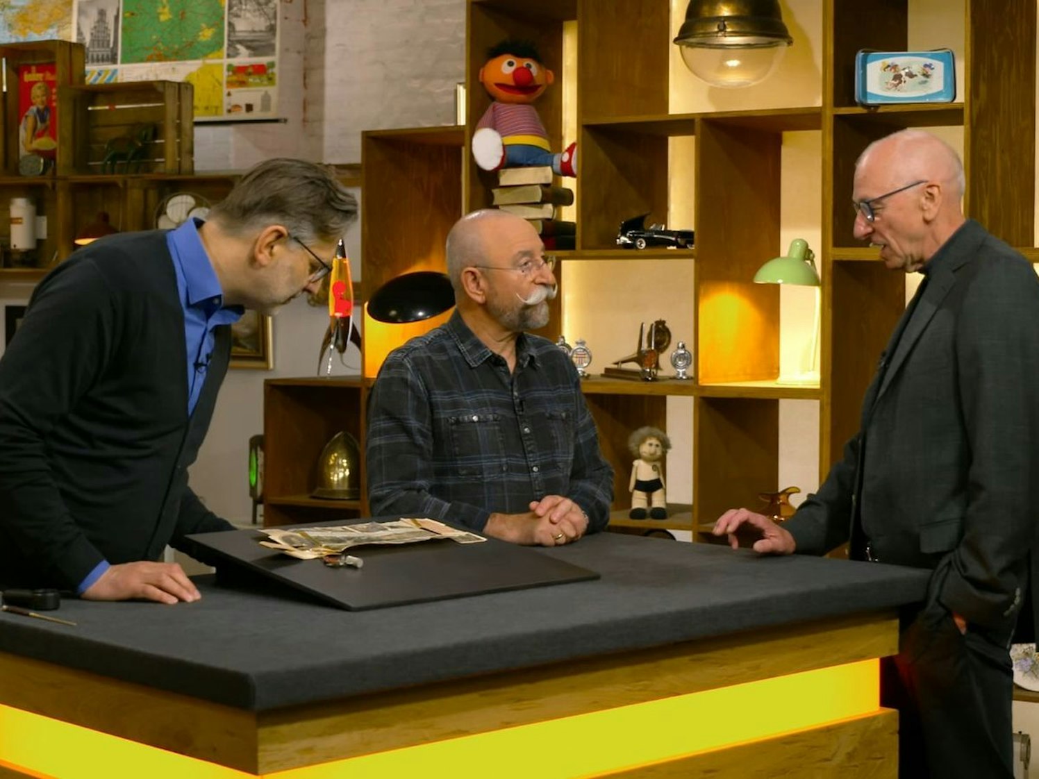 Eugen präsentierte ein Souvenir aus dem Münchner Hofbräuhaus. Das leicht zerfledderte Prospekt erzählte die Geschichte des 1589 von Wilhelm dem Frommen gegründeten Brauhauses.
(Bild: ZDF)