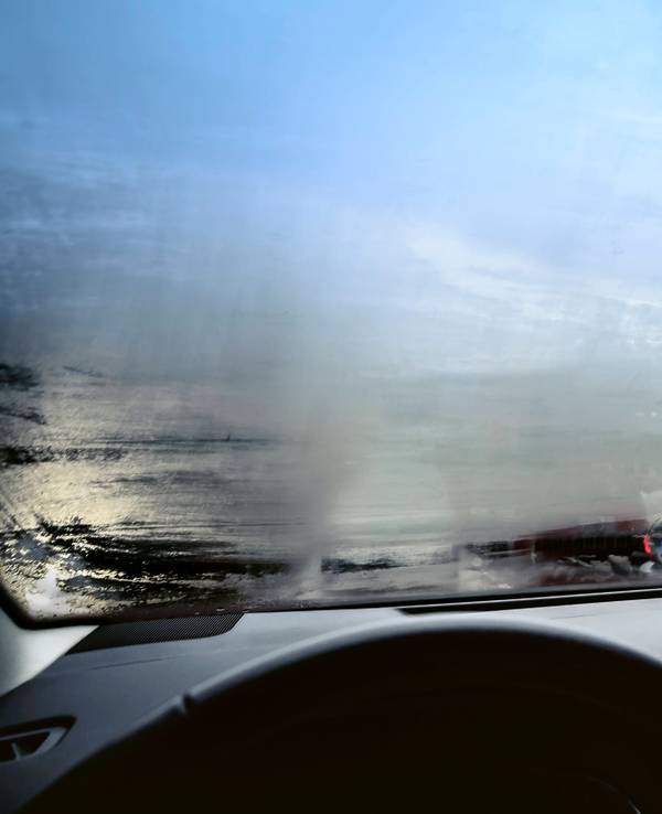 Beschlagene Scheiben: Auf der A1 ging es in einem Auto offenbar ordentlich zur Sache. Ein Zeuge meldete ein Paar, das bei Tempo 140 Sex im Wagen hatte. (Symbolfoto)