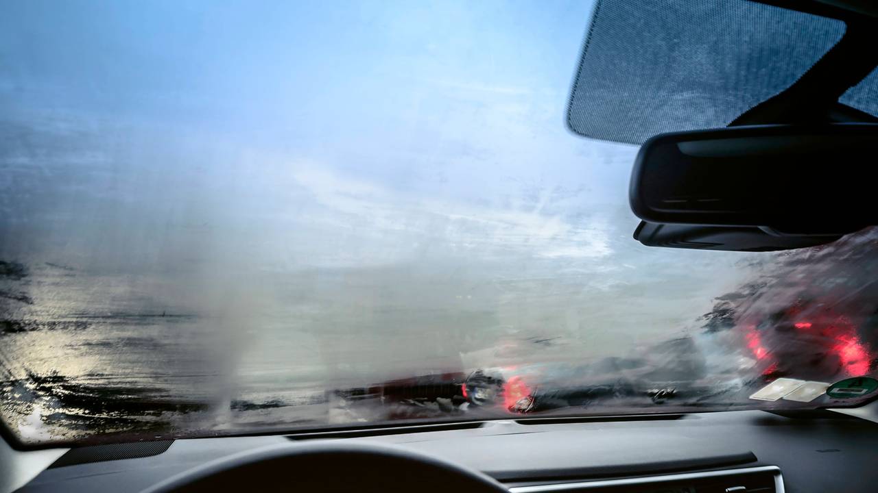 Beschlagene Scheiben: Auf der A1 ging es in einem Auto offenbar ordentlich zur Sache. Ein Zeuge meldete ein Paar, das bei Tempo 140 Sex im Wagen hatte. (Symbolfoto)
