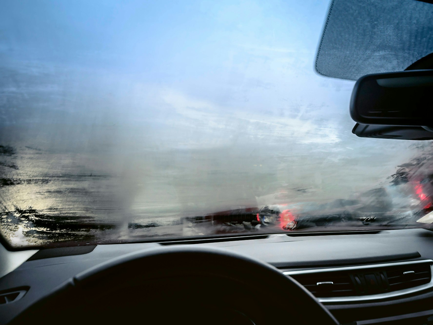 Beschlagene Scheiben: Auf der A1 ging es in einem Auto offenbar ordentlich zur Sache. Ein Zeuge meldete ein Paar, das bei Tempo 140 Sex im Wagen hatte. (Symbolfoto)