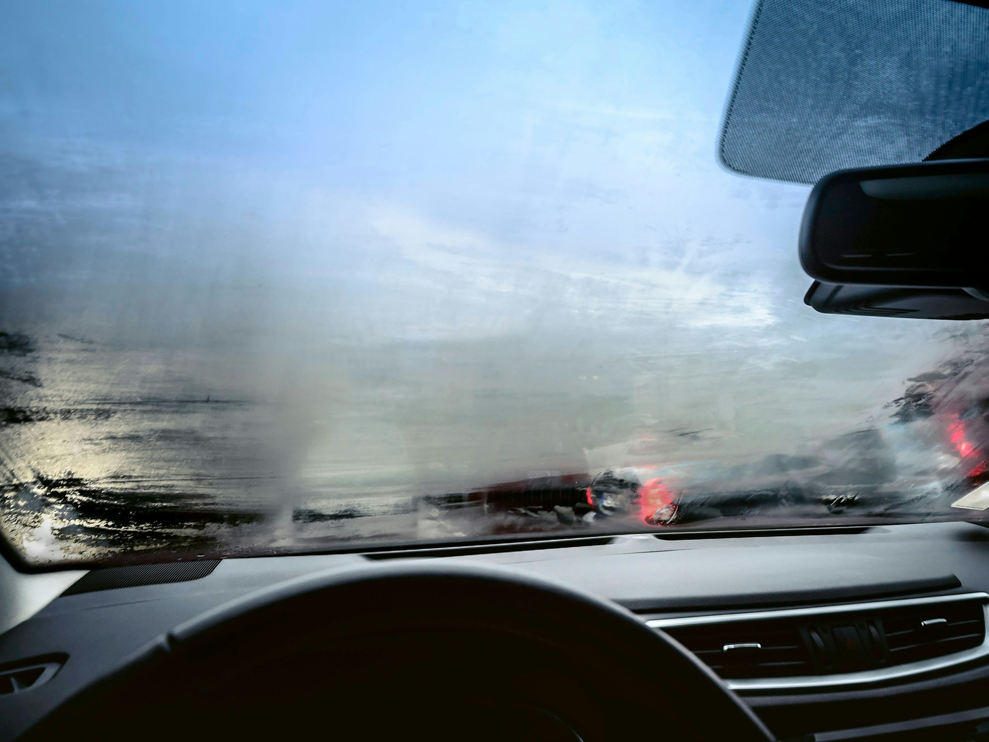 Beschlagene Scheiben: Auf der A1 ging es in einem Auto offenbar ordentlich zur Sache. Ein Zeuge meldete ein Paar, das bei Tempo 140 Sex im Wagen hatte. (Symbolfoto)