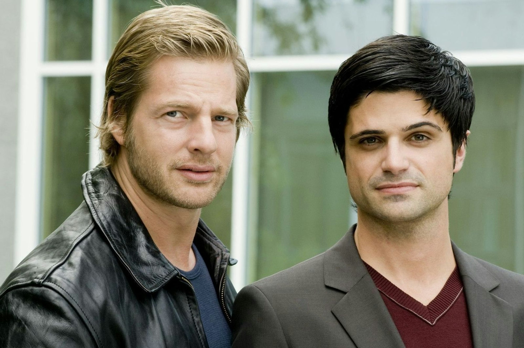 Als ungleiches Paar begeisterten Mick Brisgau (Henning Baum, links) und Andreas Kringge (Maximilian Grill) ab 2010 in fünf Staffeln von „Der letzte Bulle“ das Publikum. Nun feiern die beiden ein großes TV-Comeback (Neue Folgen ab Donnerstag, 31. Oktober, Prime Video und wöchentlich ab Montag, 24. November, 20.15 Uhr, SAT.1/Joyn). (Bild: SAT.1 / Martin Rottenkolber)