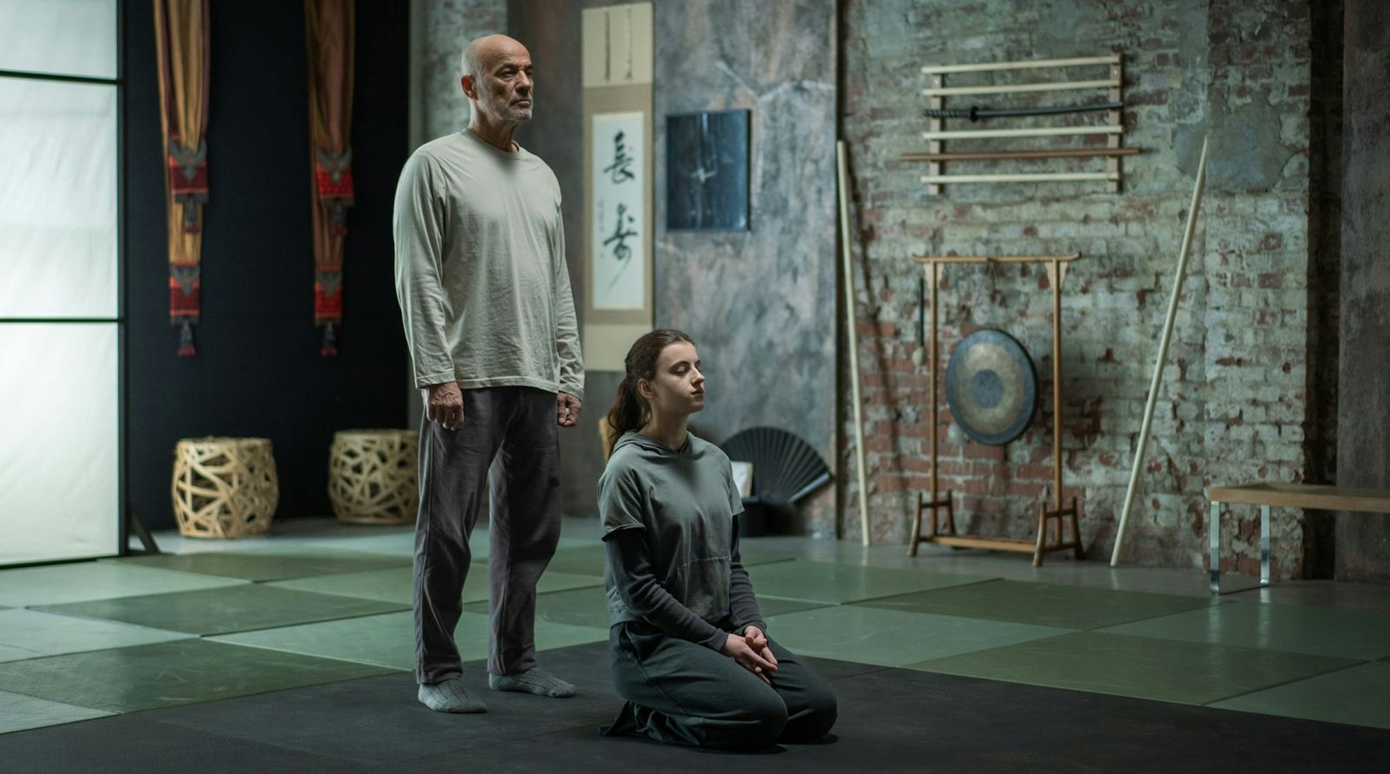 Hagen (Heiner Lauterbach) empfängt Dorea (Stella Spörrle), die Tochter seiner Kollegin, in seinem Kampfsportstudio.
(Bild: ARD Degeto Film/filmpool fiction GmbH/Christine Schroeder)