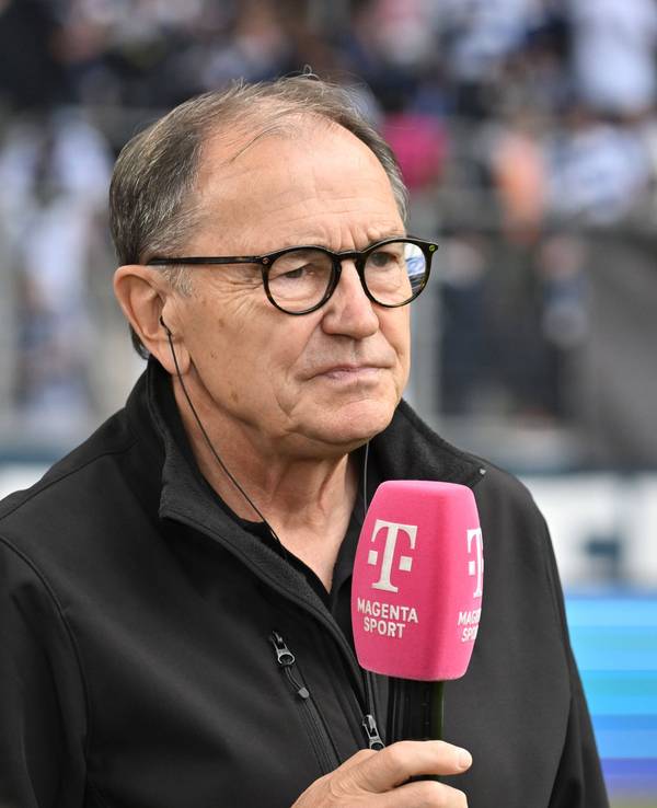Ewald Lienen als TV-Experte am Mikrofon.
