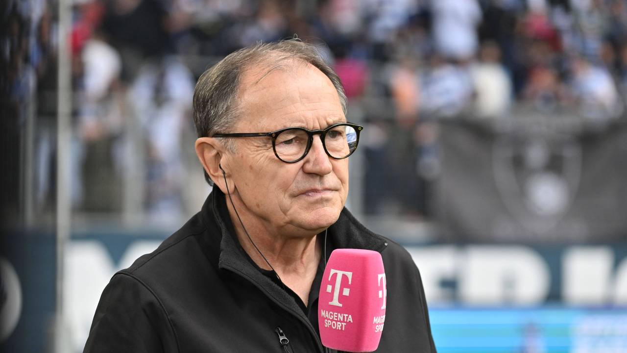 Ewald Lienen als TV-Experte am Mikrofon.