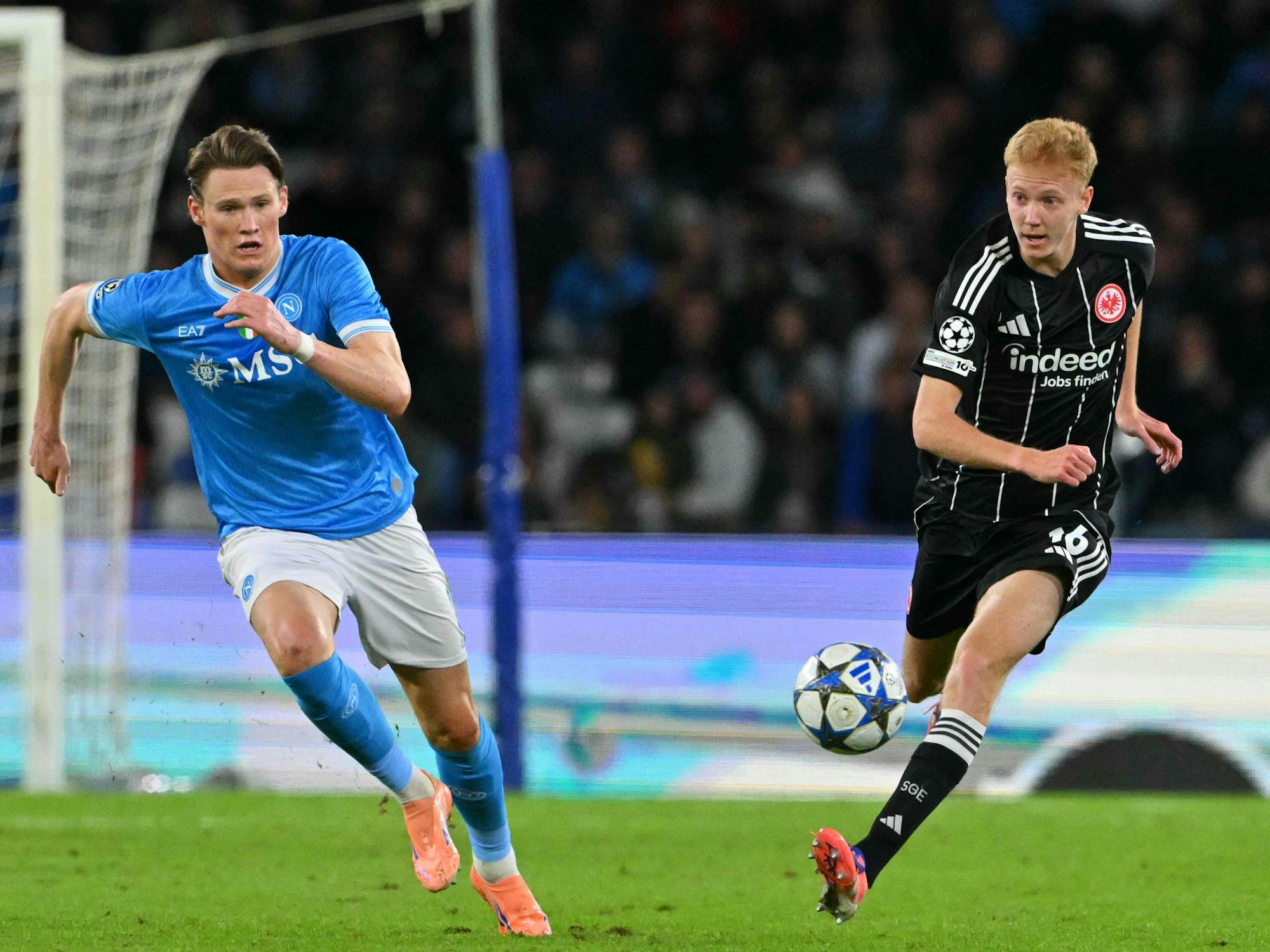 Hugo Larsson (r.) mit Ball in Aktion.