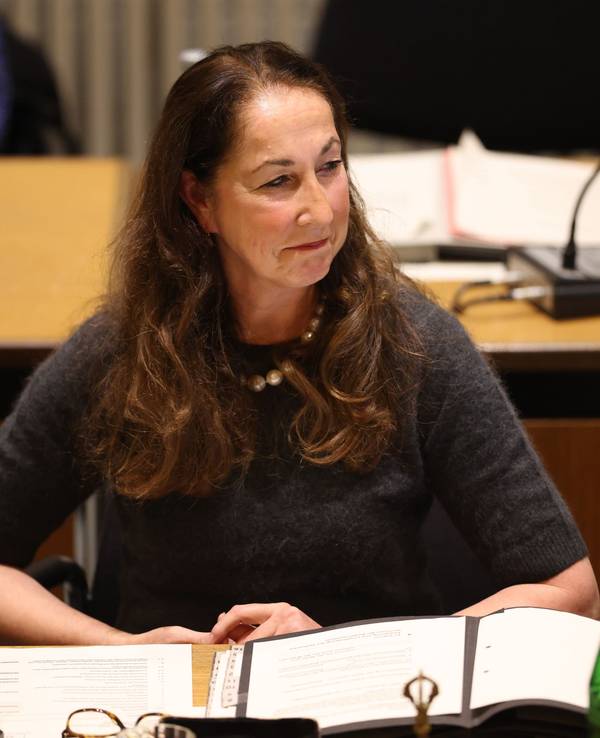 Iris Stalzer (SPD) leitet nach ihrer Vereidigung als Bürgermeisterin der Stadt Herdecke ihre erste Ratssitzung.