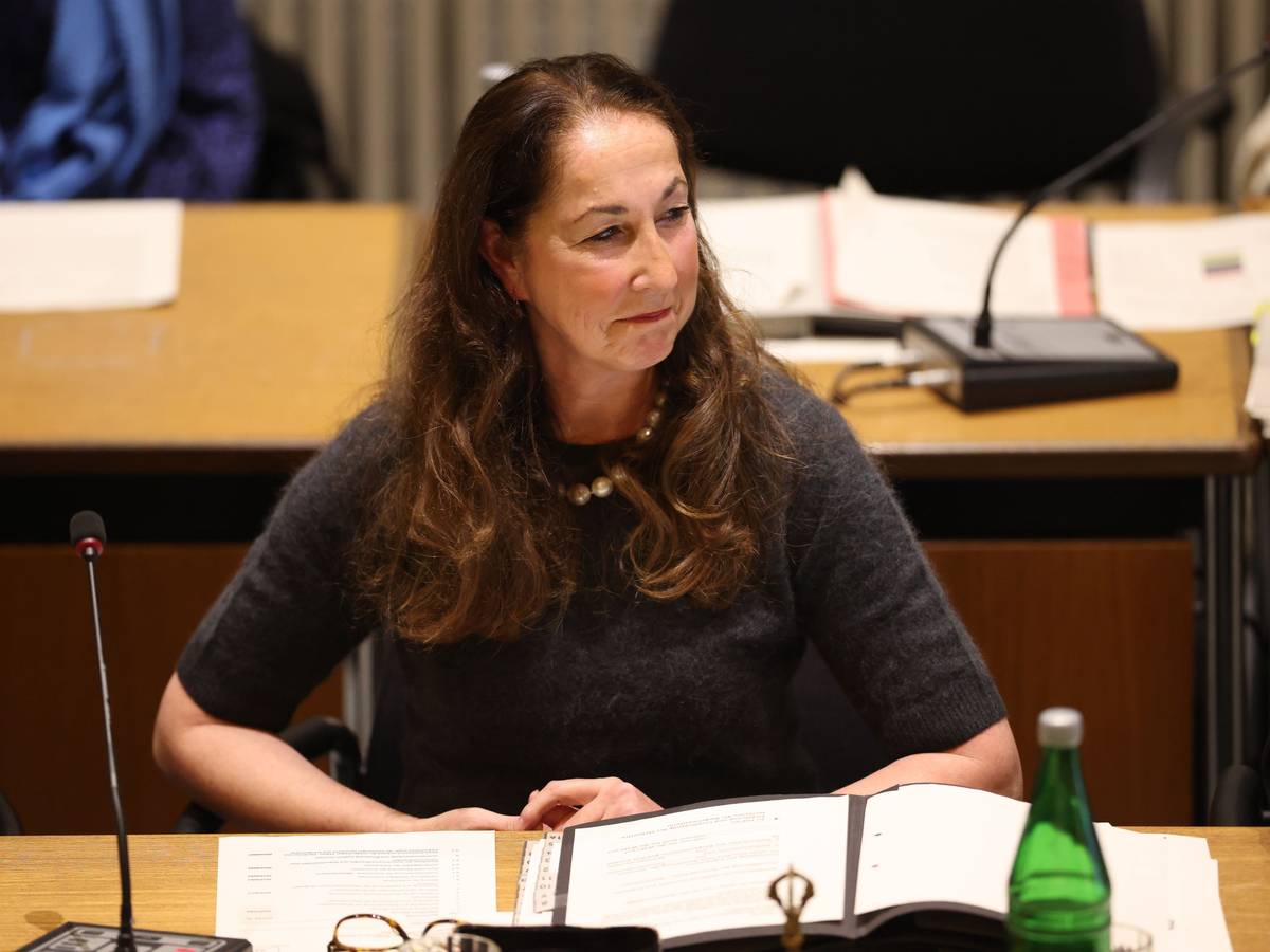 Iris Stalzer (SPD) leitet nach ihrer Vereidigung als Bürgermeisterin der Stadt Herdecke ihre erste Ratssitzung.