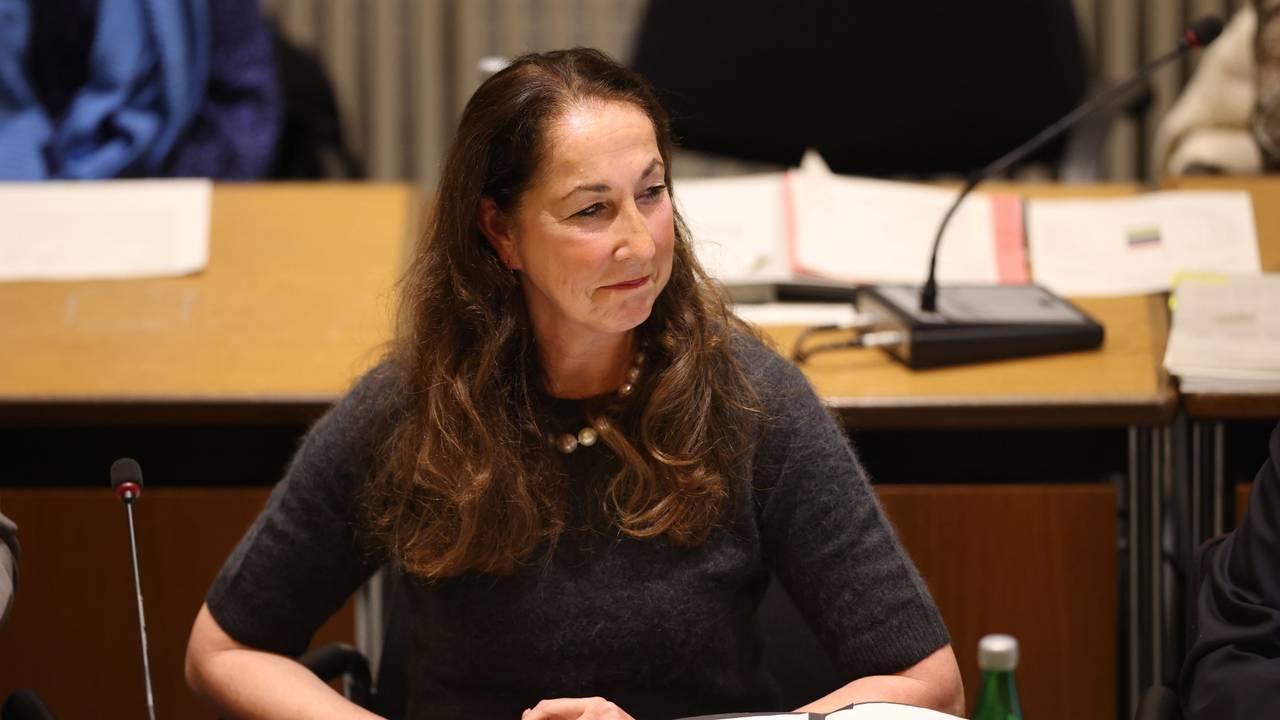 Iris Stalzer (SPD) leitet nach ihrer Vereidigung als Bürgermeisterin der Stadt Herdecke ihre erste Ratssitzung.