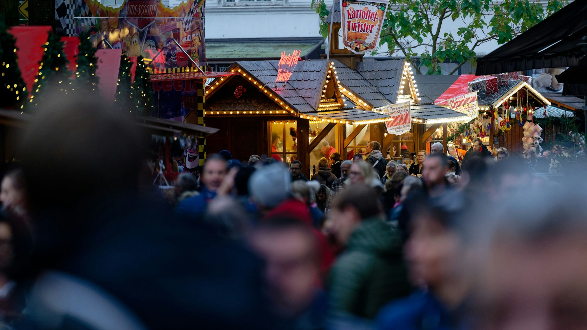 Buden auf einem Weihnachtsmarkt in NRW (Symbolfoto). In Overath bei Köln wurde der beliebte Weihnachtsmarkt rund um die St. Walburga-Kirche abgesagt.