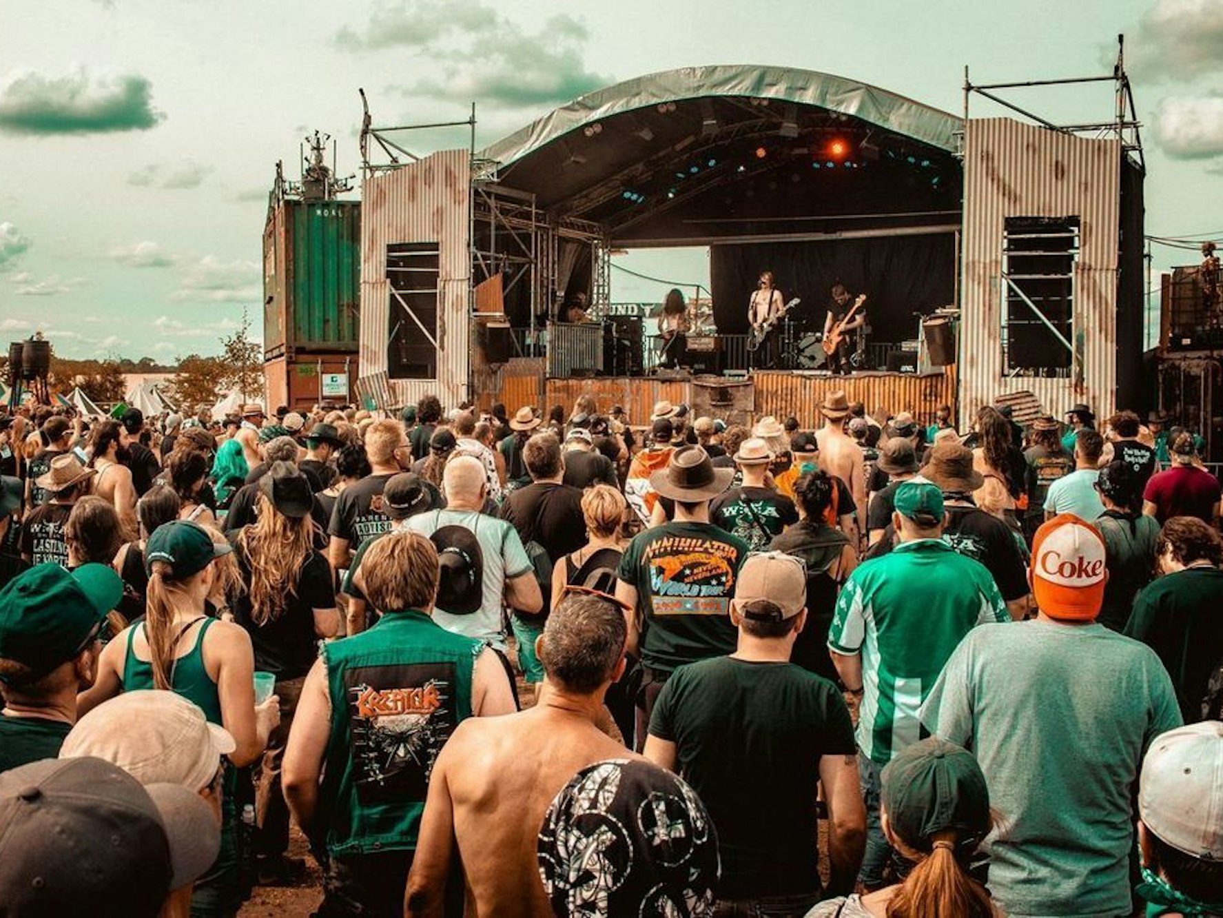Zuschauer verfolgen ein Konzert in Wacken.