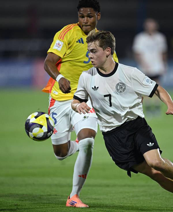 Benjamin Ley mit Ball in Aktion.