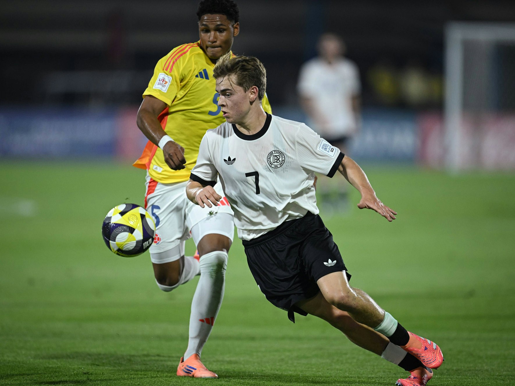 Benjamin Ley mit Ball in Aktion.