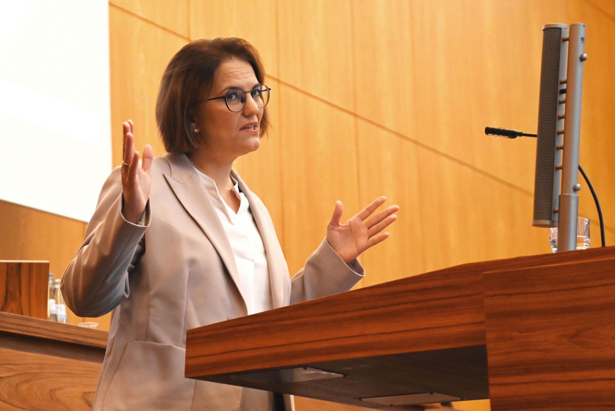 Stadtkämmerin Prof. Dr. Dörte Diemert hat am 4. November 2025 eine Haushaltssperre für die Stadtverwaltung verhängt.