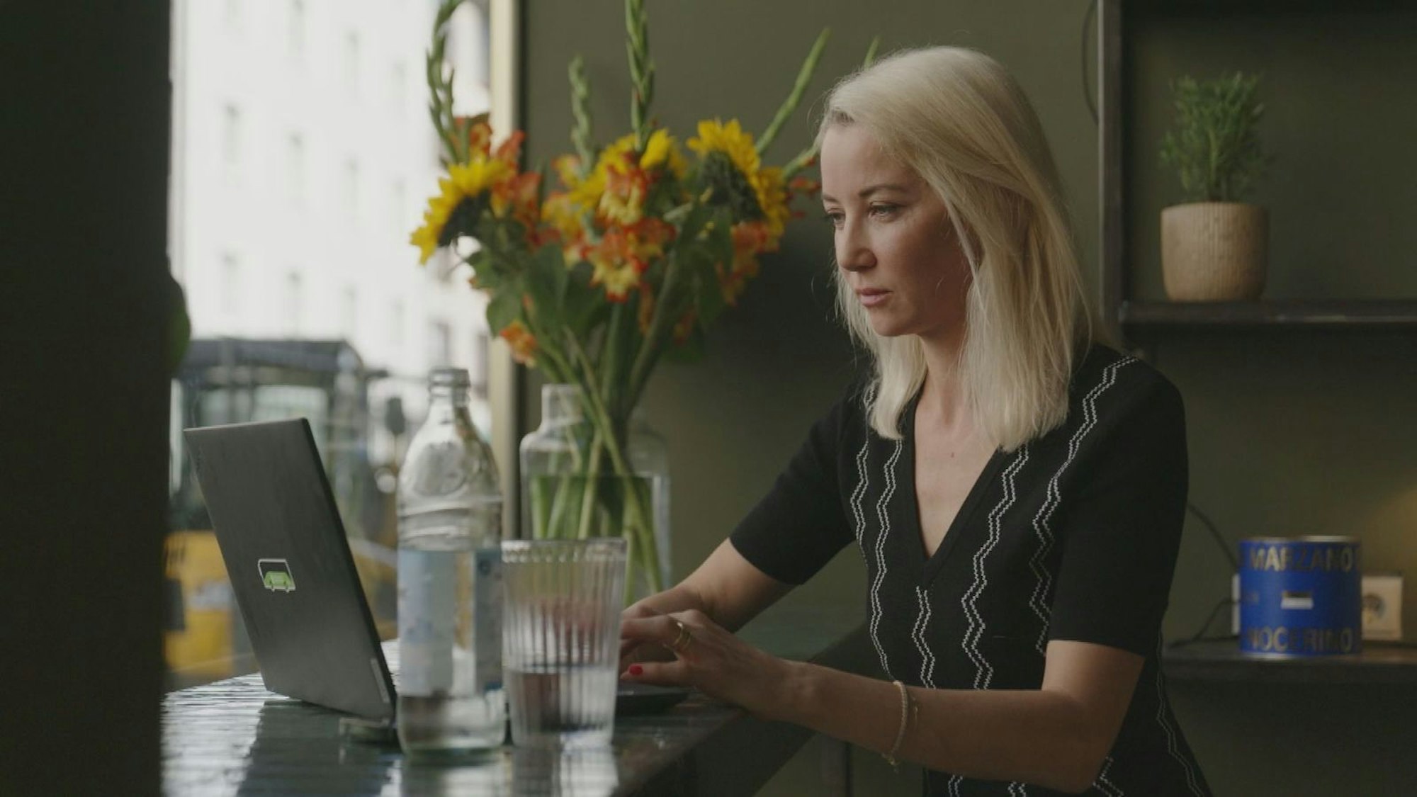 Iris Brand wurde selbst Opfer häuslicher Gewalt. Sie gründete die Initiatibve #DieNächste“. (Bild: BR)