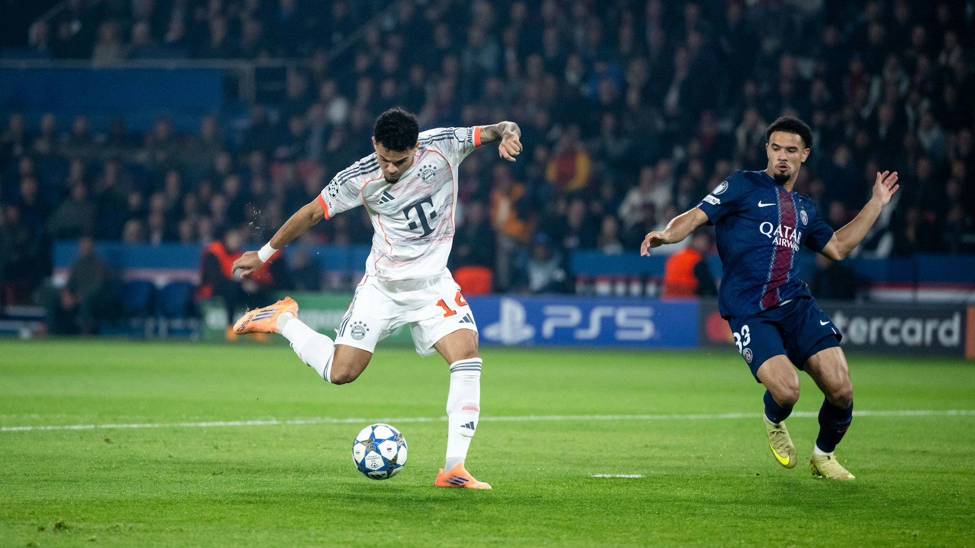 Luis Diaz (l.) setzt zum Schuss an.