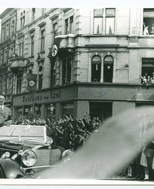 Eine Menschenmenge begrüßt Adolf Hitler in Köln