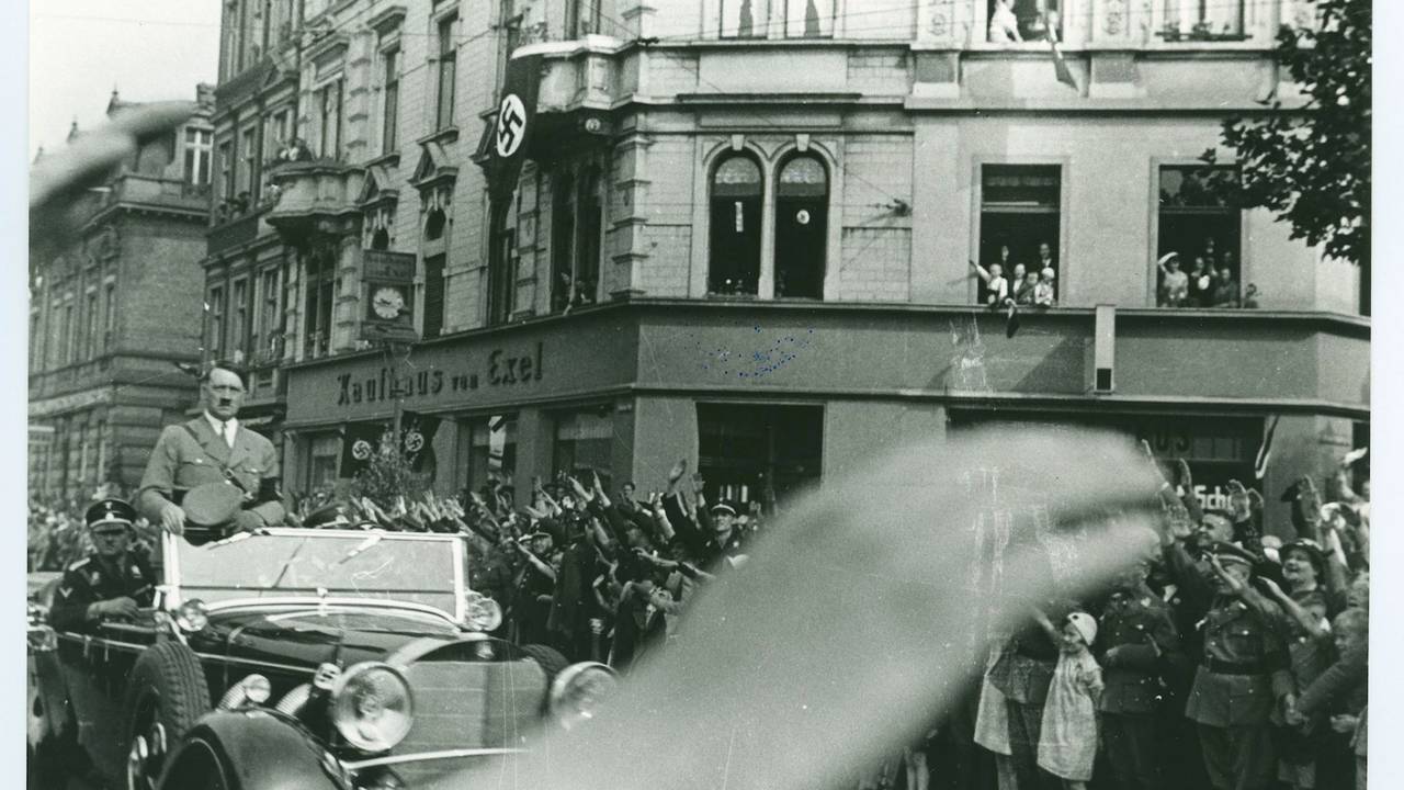 Eine Menschenmenge begrüßt Adolf Hitler in Köln