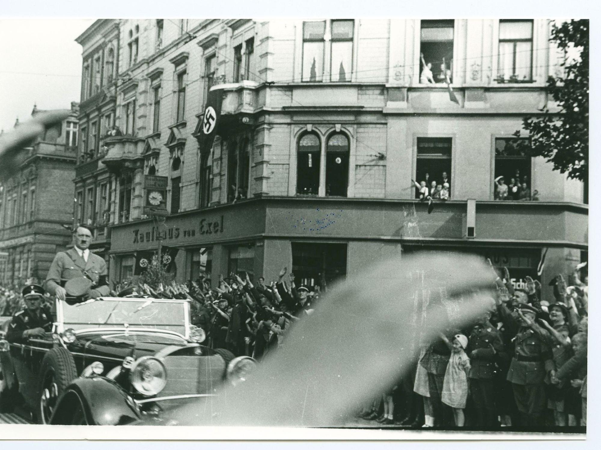 Eine Menschenmenge begrüßt Adolf Hitler in Köln