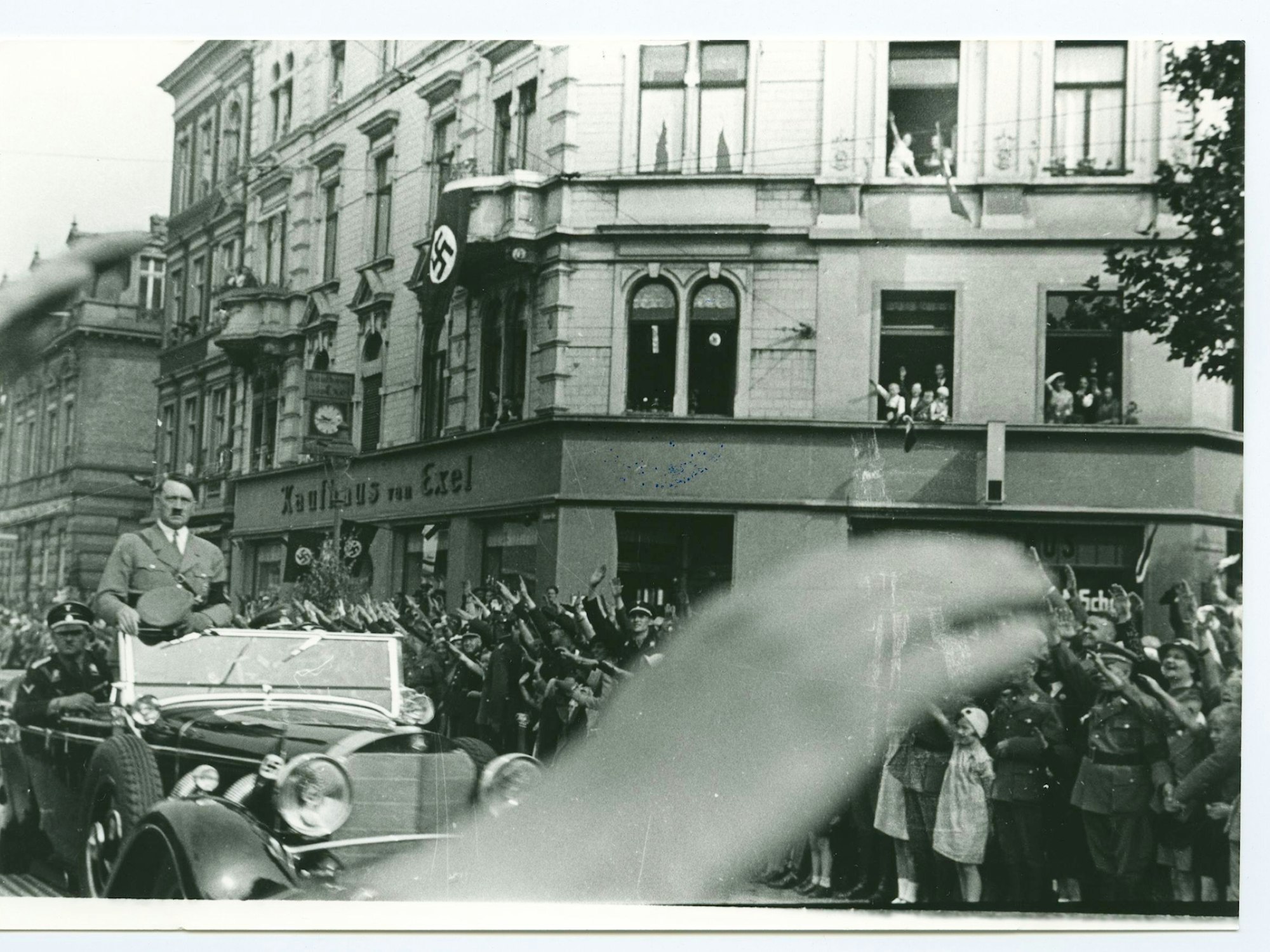 Eine Menschenmenge begrüßt Adolf Hitler in Köln