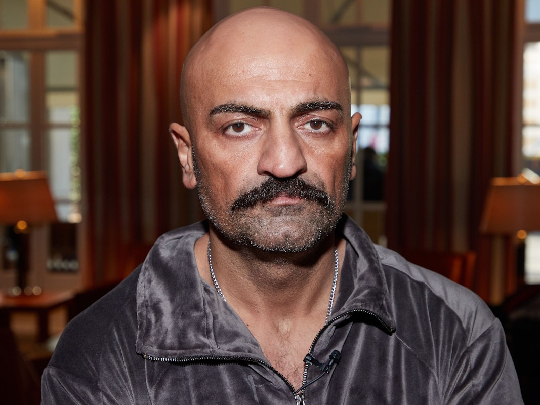 Das Bild zeigt Giwar Hajabi alias Xatar, im Foyer eines Hotels.