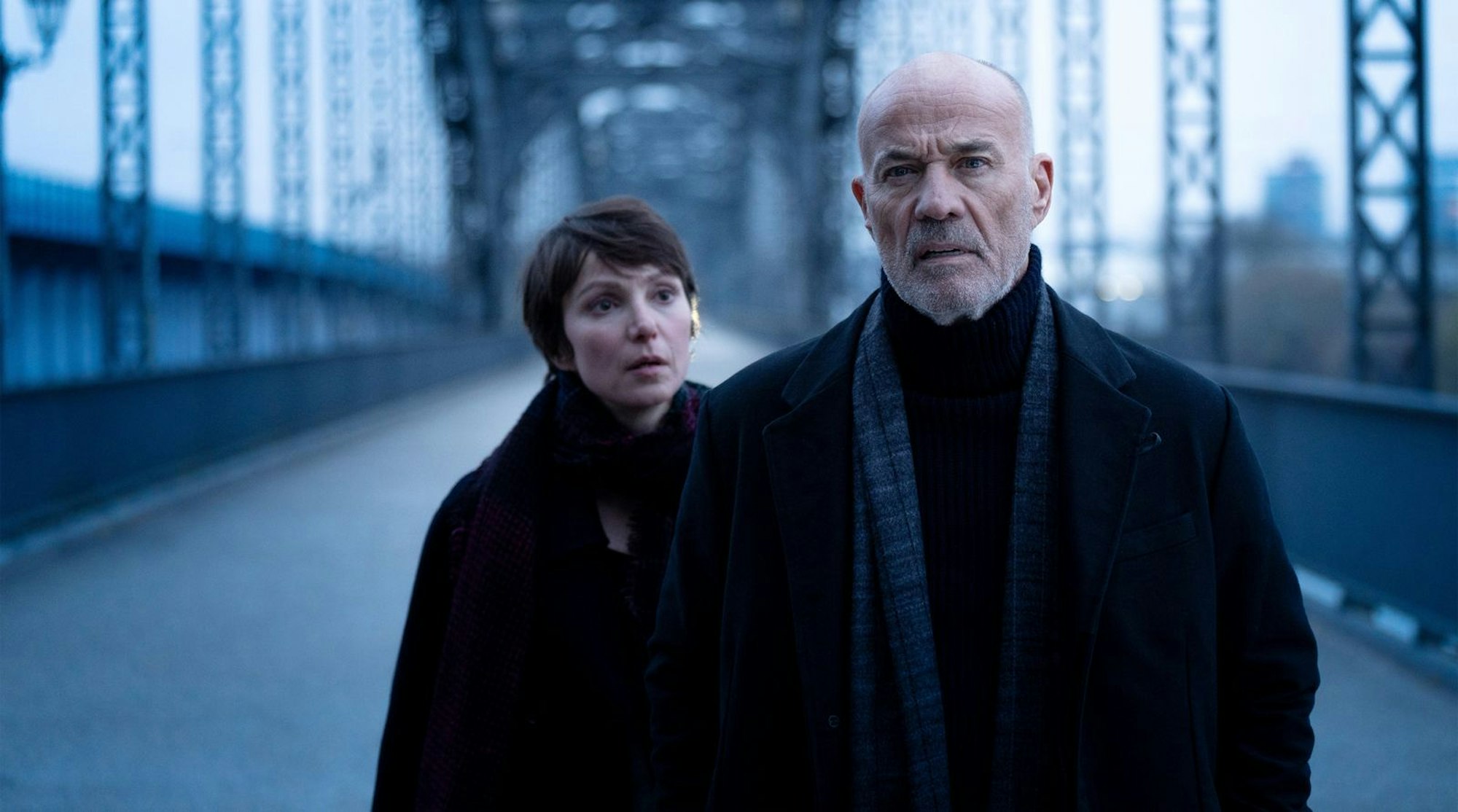 In der angedachten neuen Krimireihe „Hagen Benz“ arbeiten Ex-Kommissar Benz (Heiner Lauterbach) und Elena Weber (Julia Koschitz) von der Hamburger Mordkommission gemeinsam an einem Fall. Dabei gilt es erst mal zu ergründen: Wer ist und was will der mysteriöse Hagen Benz überhaupt? (Bild: ARD Degeto Film/filmpool fiction GmbH/Christine Schroeder)