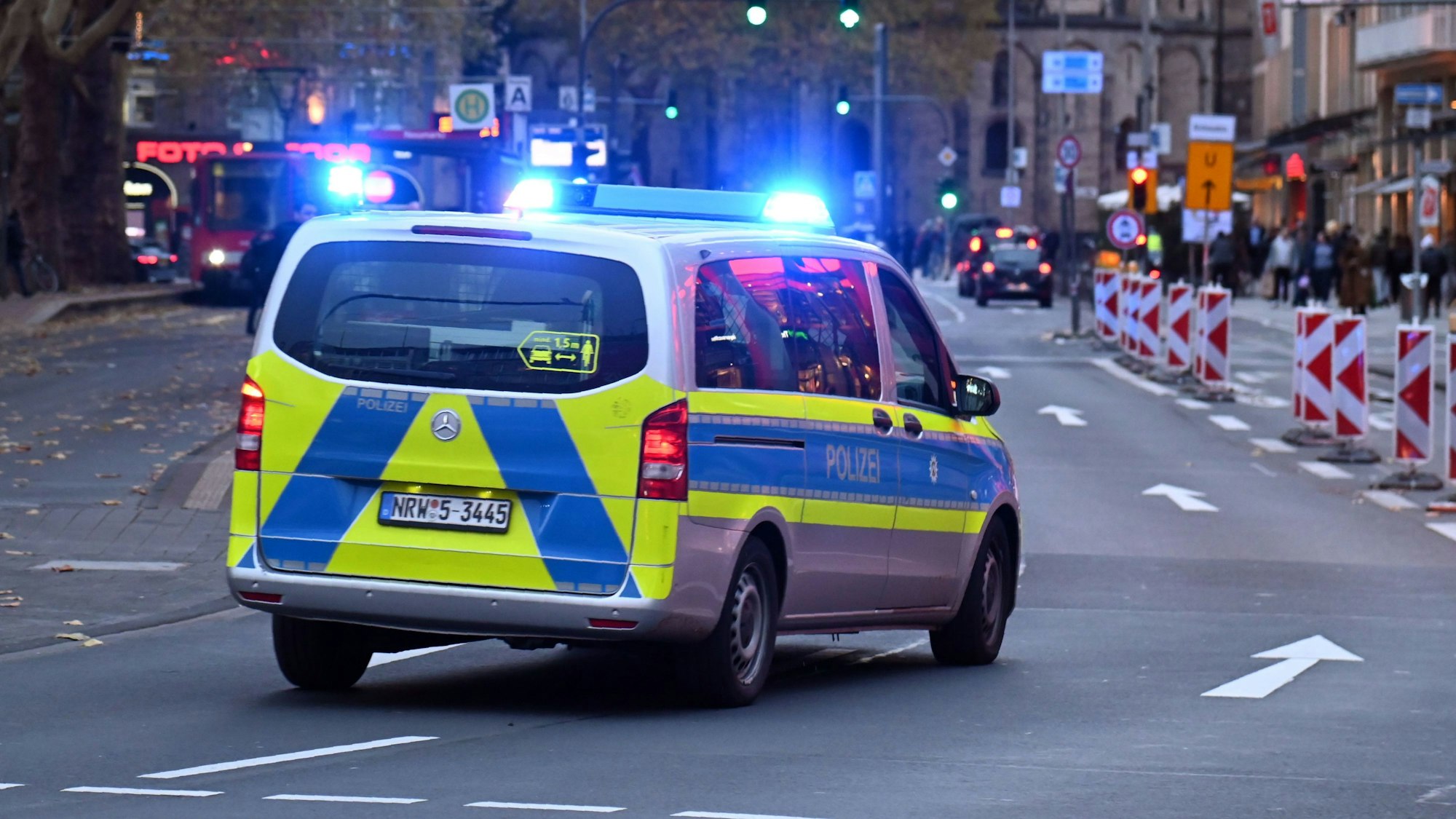 03.11.2025 Köln. Symbolbild. Symbolfoto. Ein Polizeiauto rast mit Blaulicht am Neumarkt an Passanten vorbei (Symbolfoto).