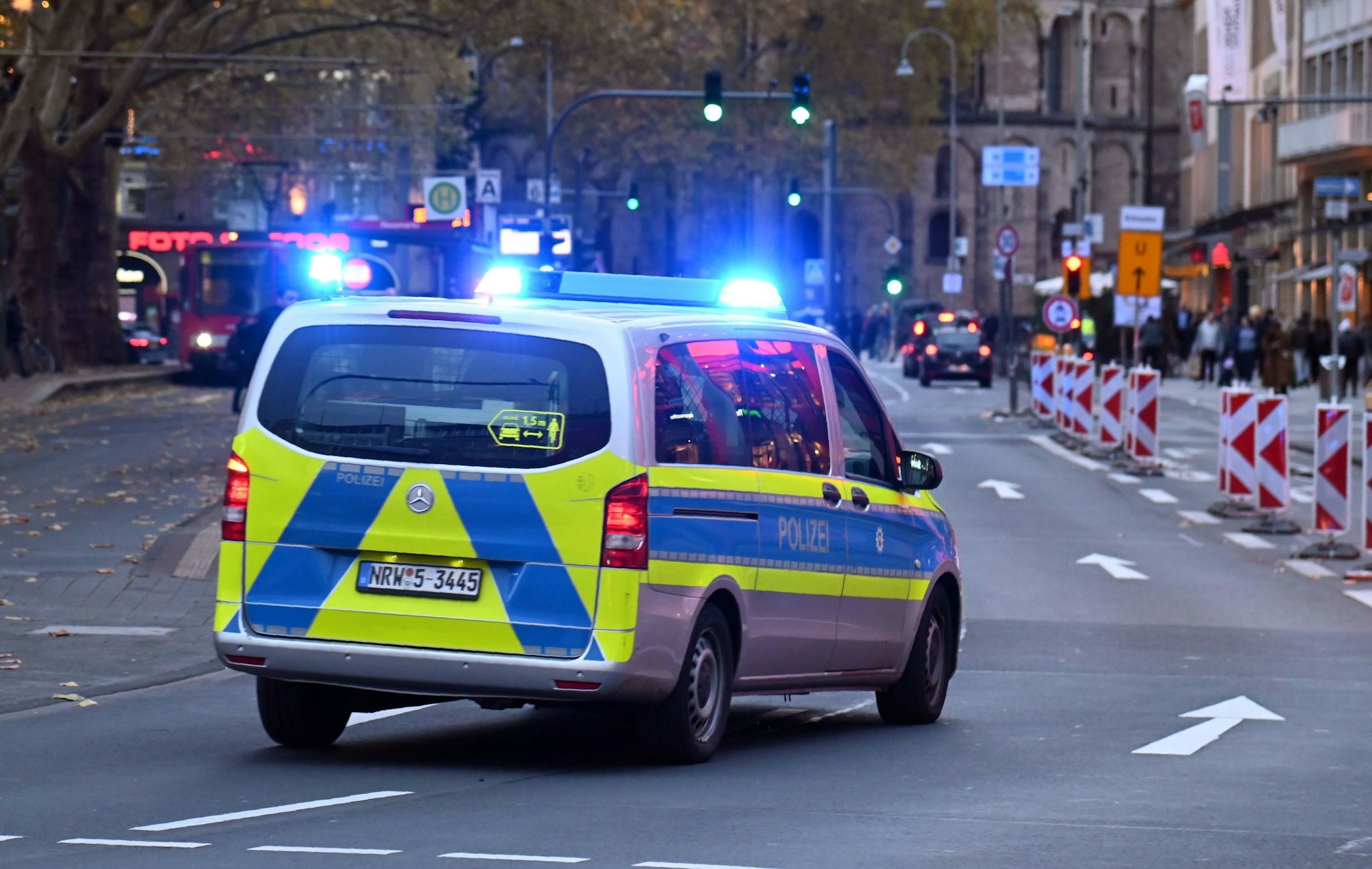 Mutmaßlich mit Sprengstoff wurden in Köln mehrere Autos beschädigt (Symbolbild).