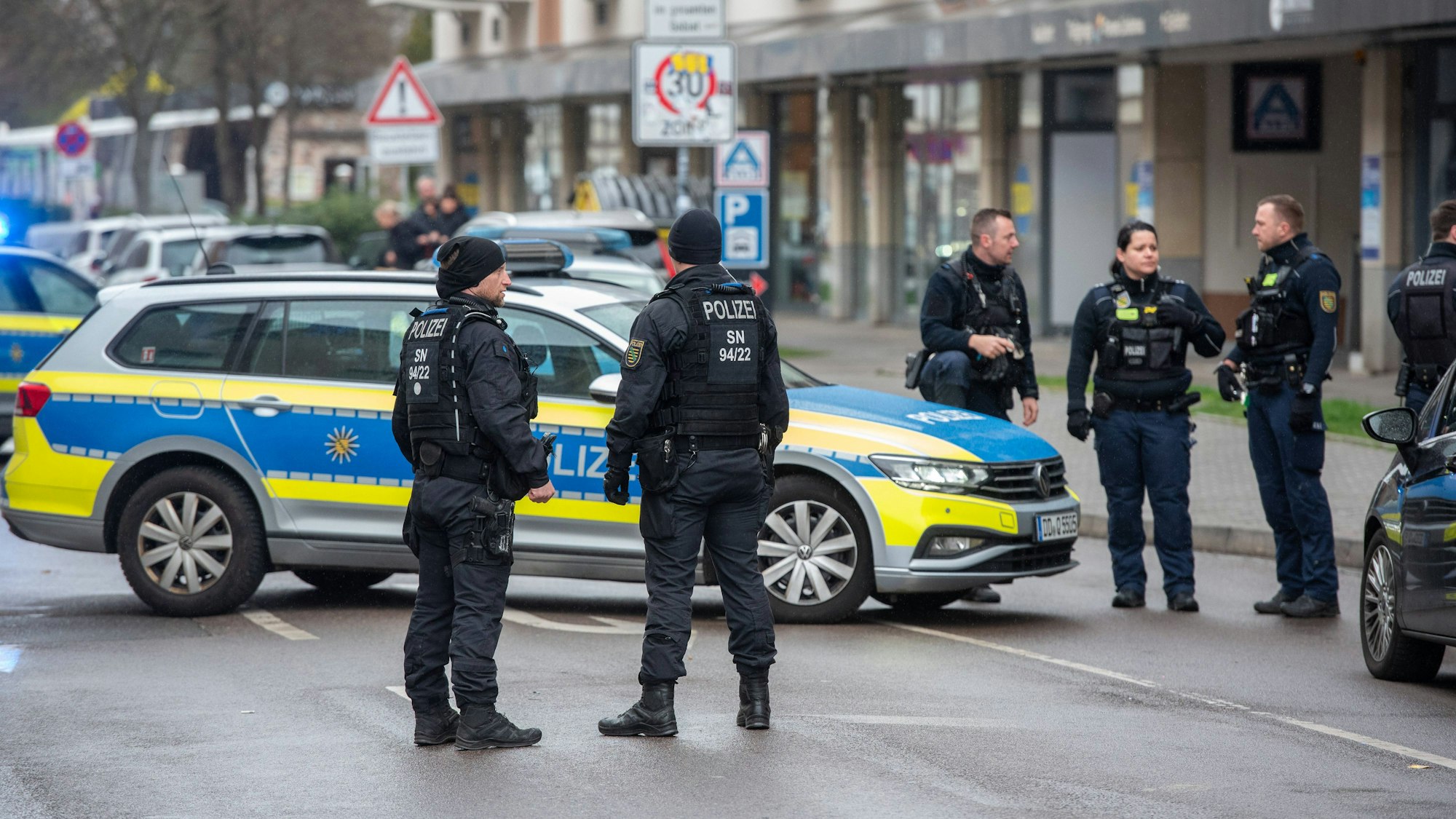 Beamte und Beamtinnen der Polizei bei einem Einsatz (Symbolfoto).