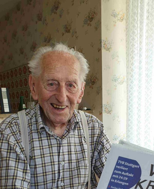 Karl Haidle sitzt an seinem 104. Geburtstag an einem Tisch und liest Zeitung. Der wohl älteste Mann in Deutschland ist im Alter von 110 Jahren in Baden-Württemberg gestorben.