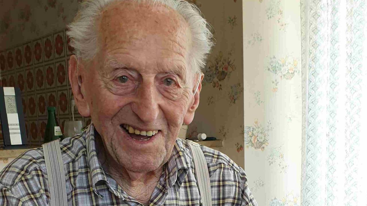 Karl Haidle sitzt an seinem 104. Geburtstag an einem Tisch und liest Zeitung. Der wohl älteste Mann in Deutschland ist im Alter von 110 Jahren in Baden-Württemberg gestorben.