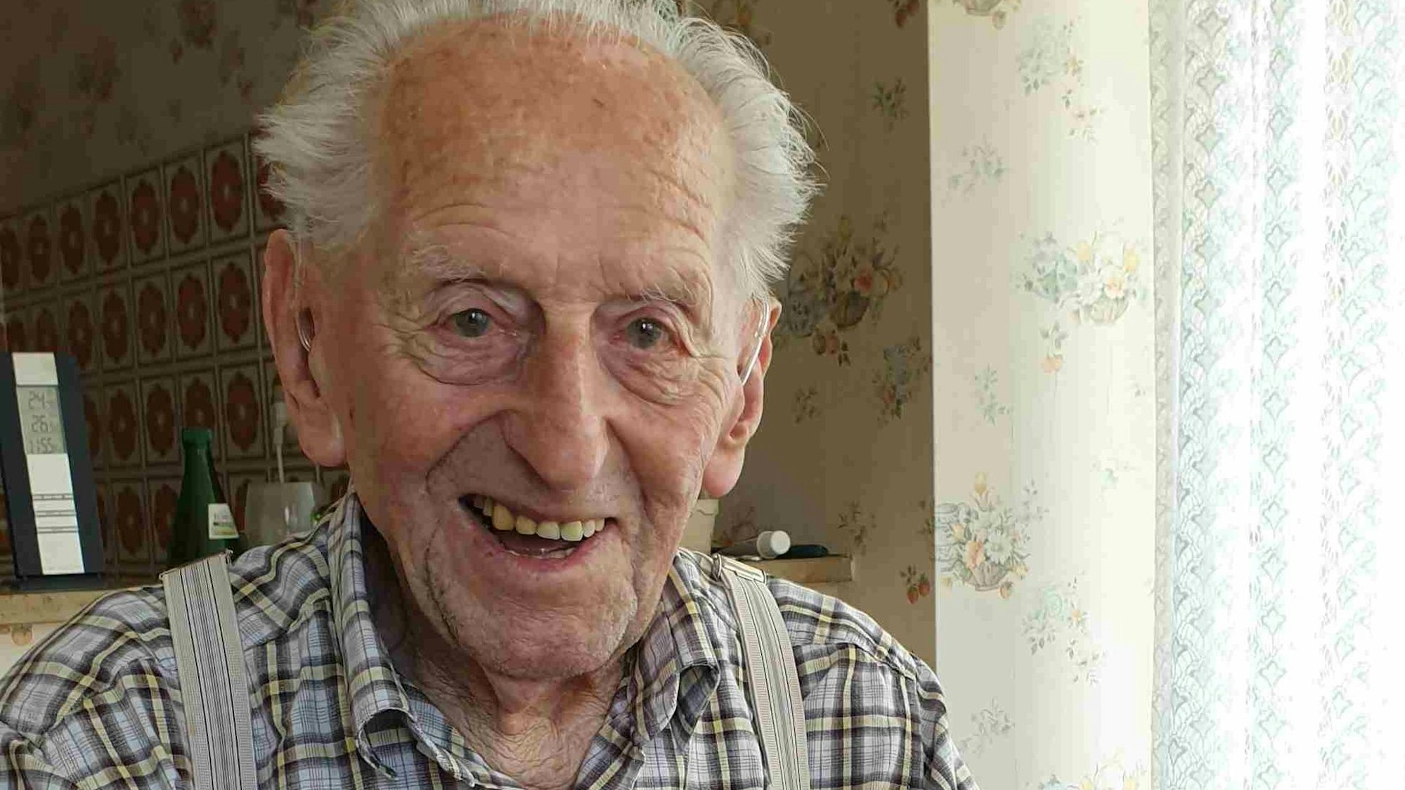 Karl Haidle sitzt an seinem 104. Geburtstag an einem Tisch und liest Zeitung. Der wohl älteste Mann in Deutschland ist im Alter von 110 Jahren in Baden-Württemberg gestorben.