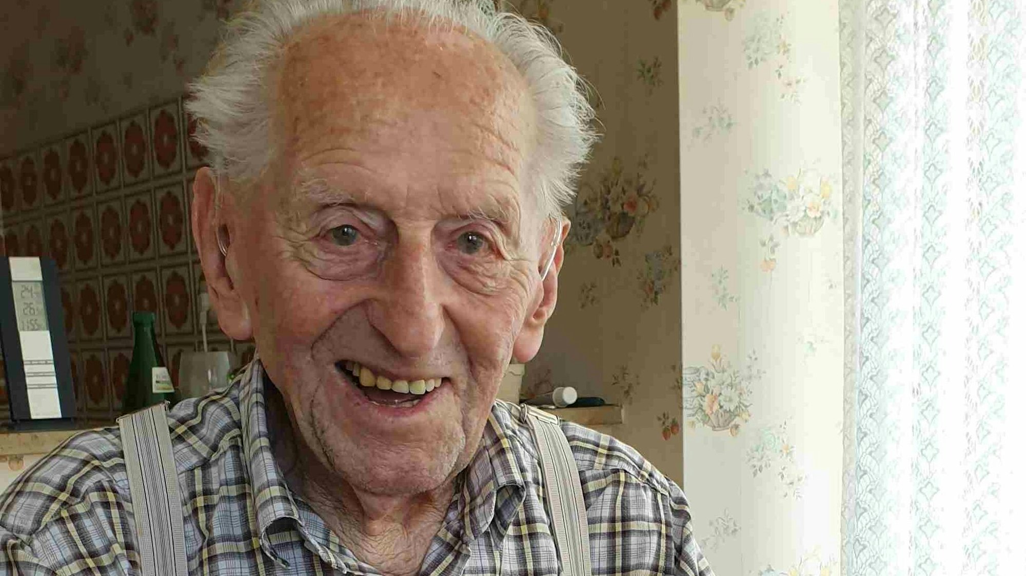 Karl Haidle sitzt an seinem 104. Geburtstag an einem Tisch und liest Zeitung. Der wohl älteste Mann in Deutschland ist im Alter von 110 Jahren in Baden-Württemberg gestorben.