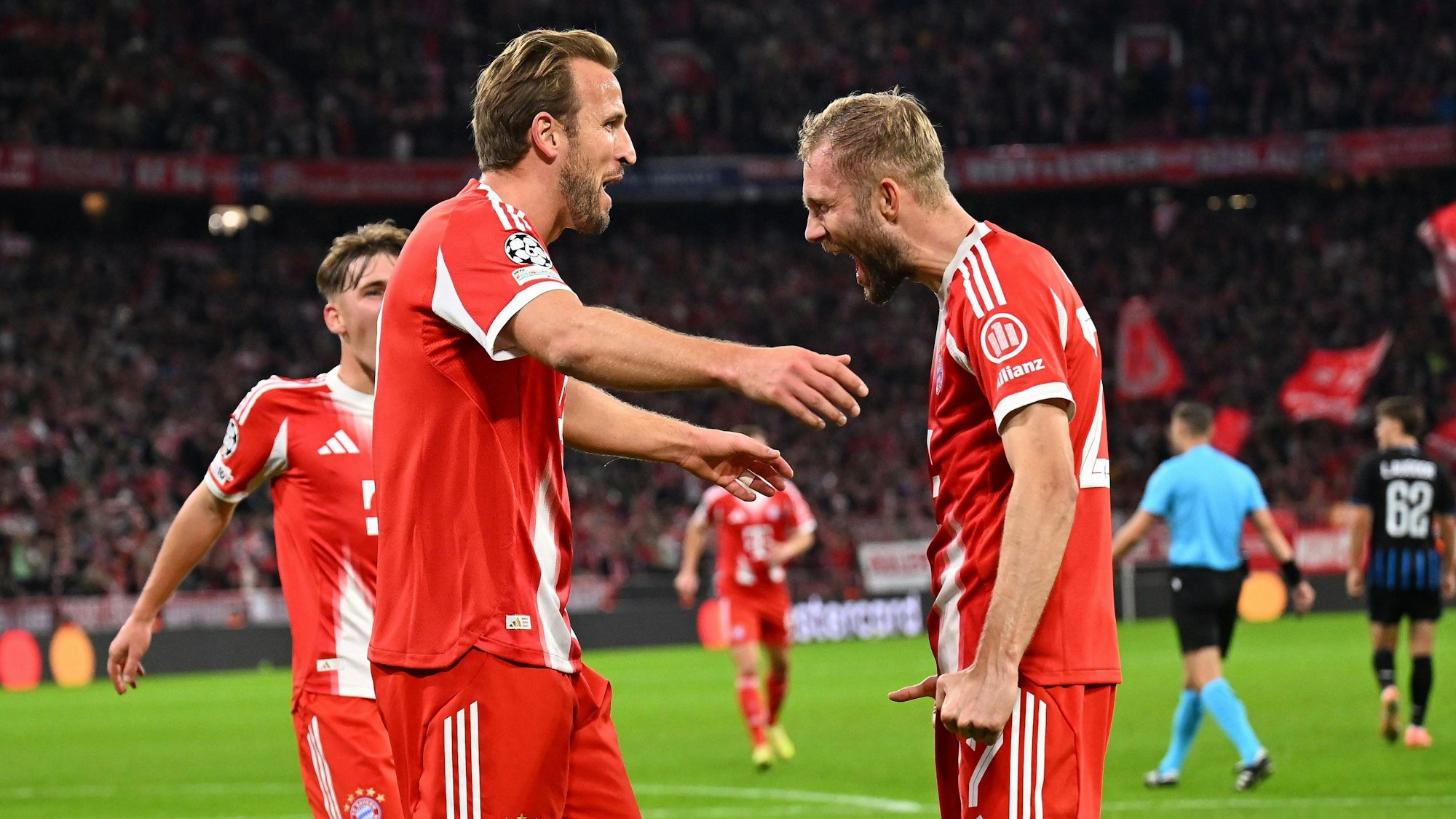 Harry Kane und Konrad Laimer (r.) jubeln gemeinsam.