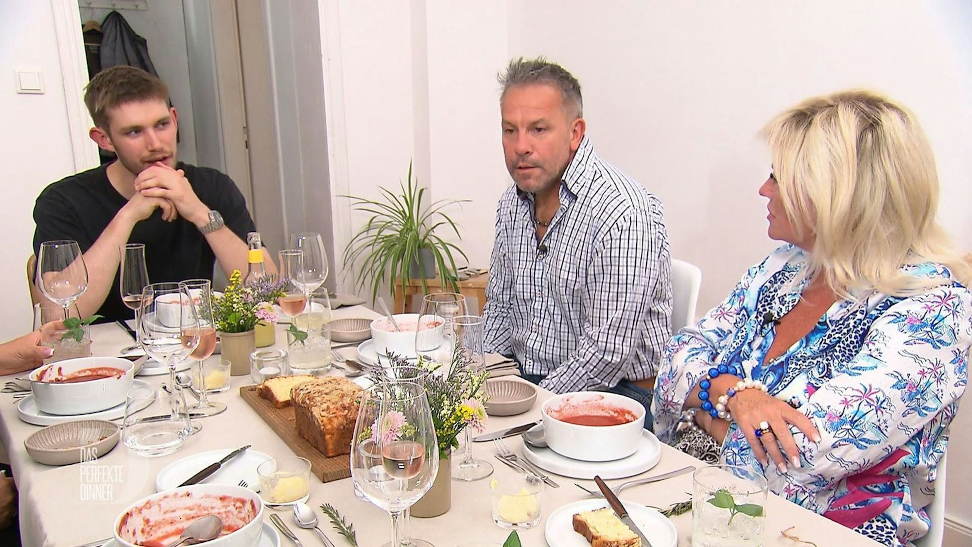 Die Tomaten-Erdbeer-Suppe ist für István (Mitte) und Betty ein völlig neues Erlebnis. Der eine will sie unbedingt nachkochen, die andere nicht.
(Bild: RTL)