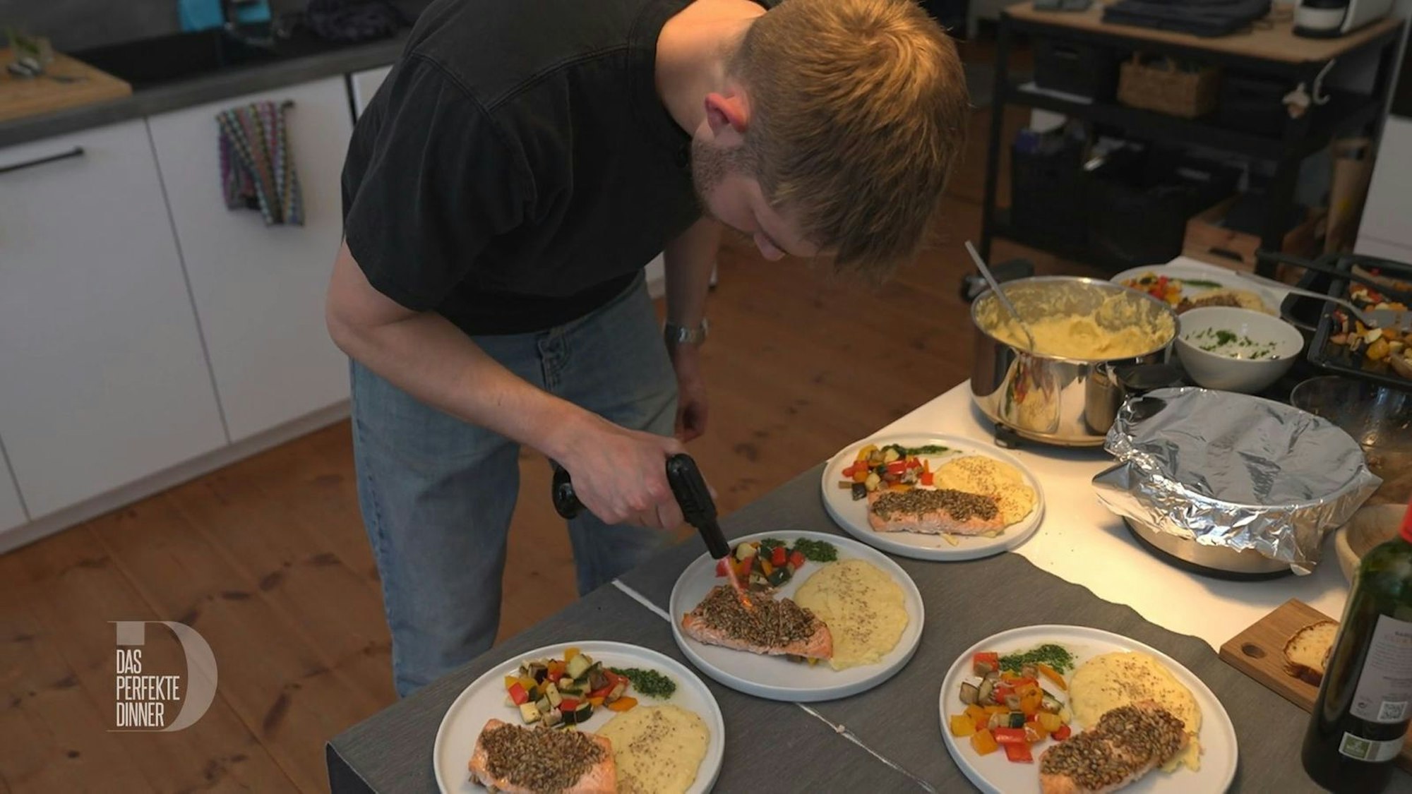 Morris finalisiert seinen Hauptgang mit dem Bunsenbrenner.
(Bild: RTL)