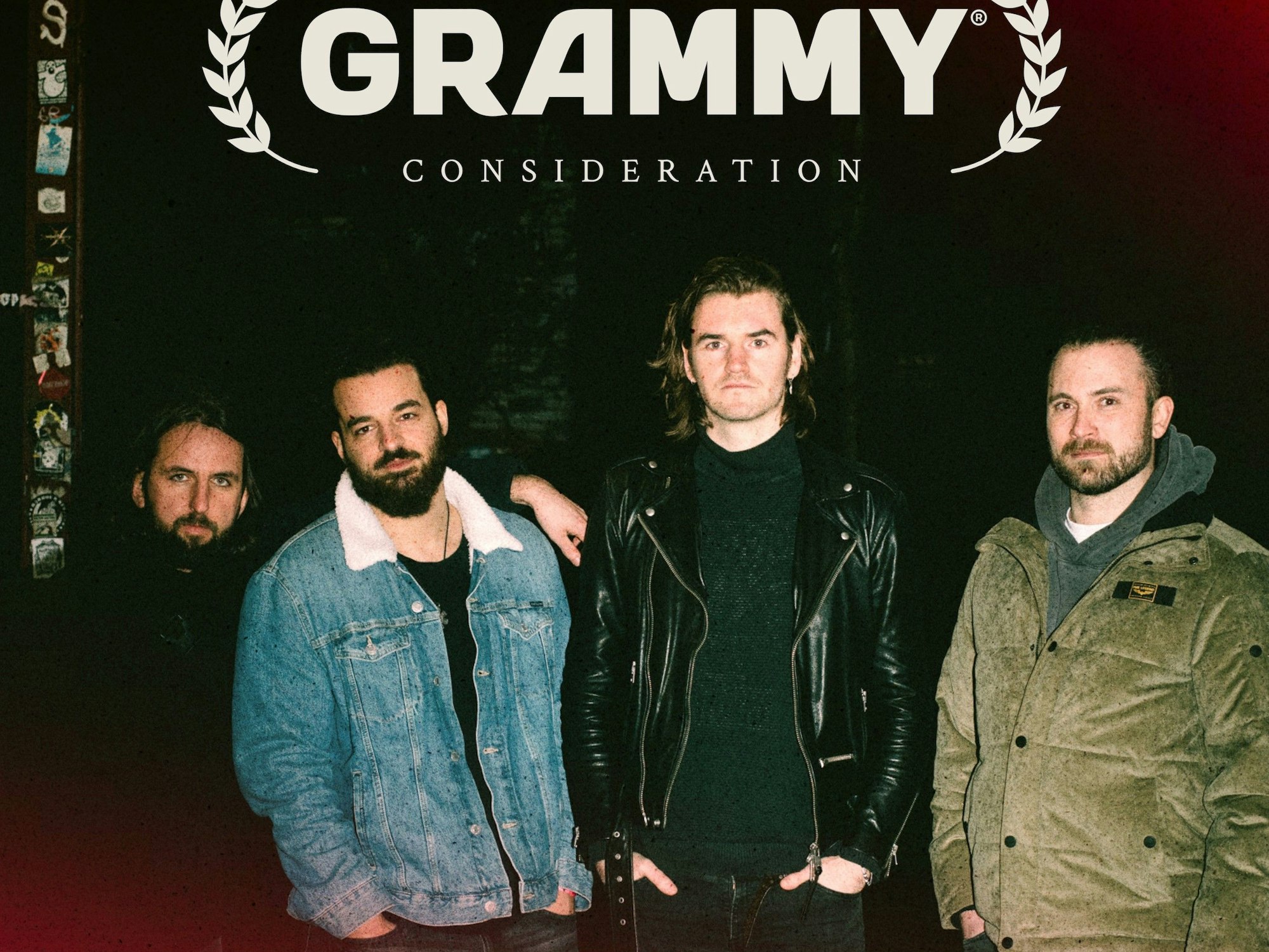 Vier Mitglieder der Rockband Plainride stehen zusammen.