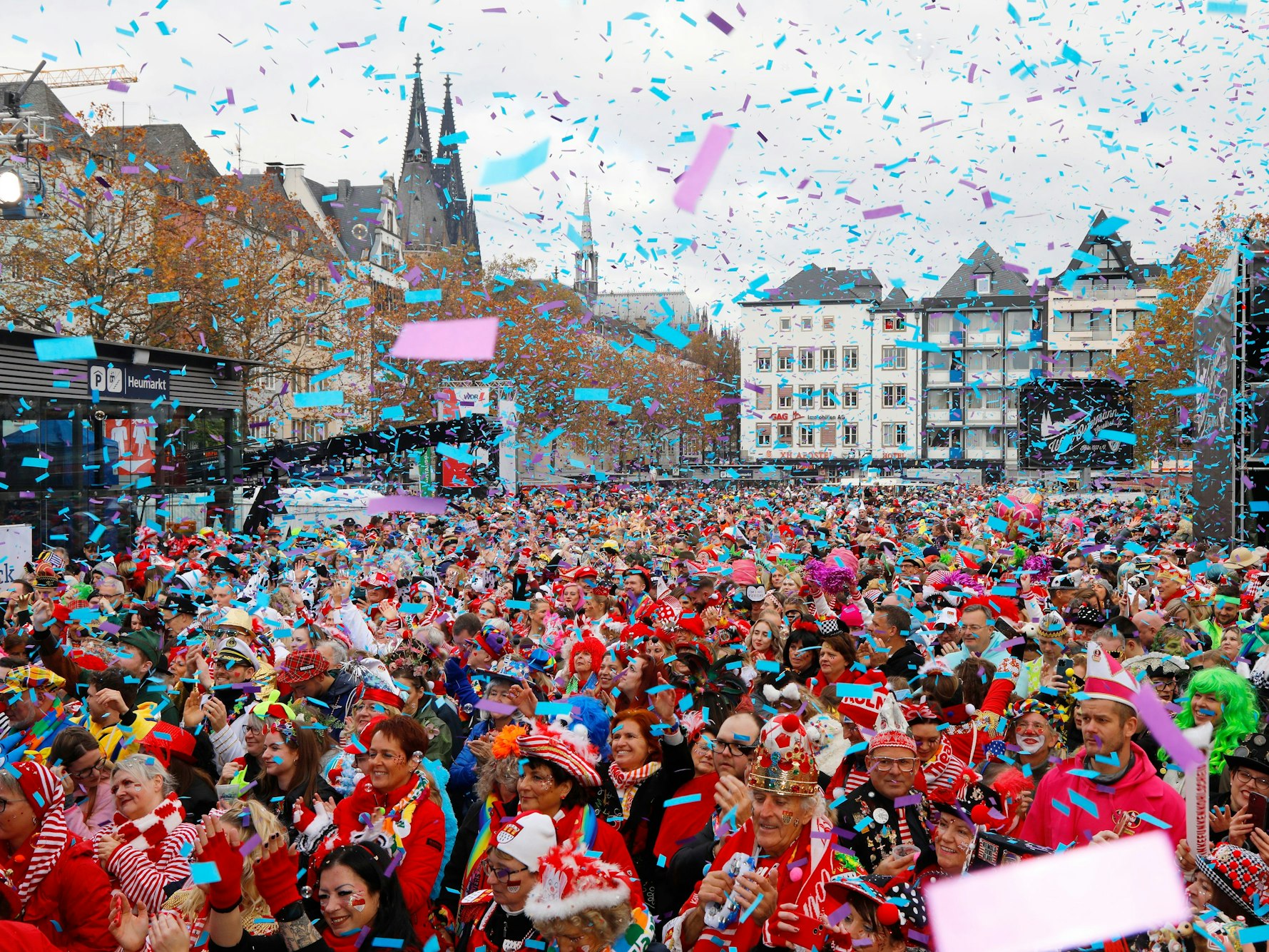 Der Auftakt zur Karnevalssession auf dem Heumarkt.